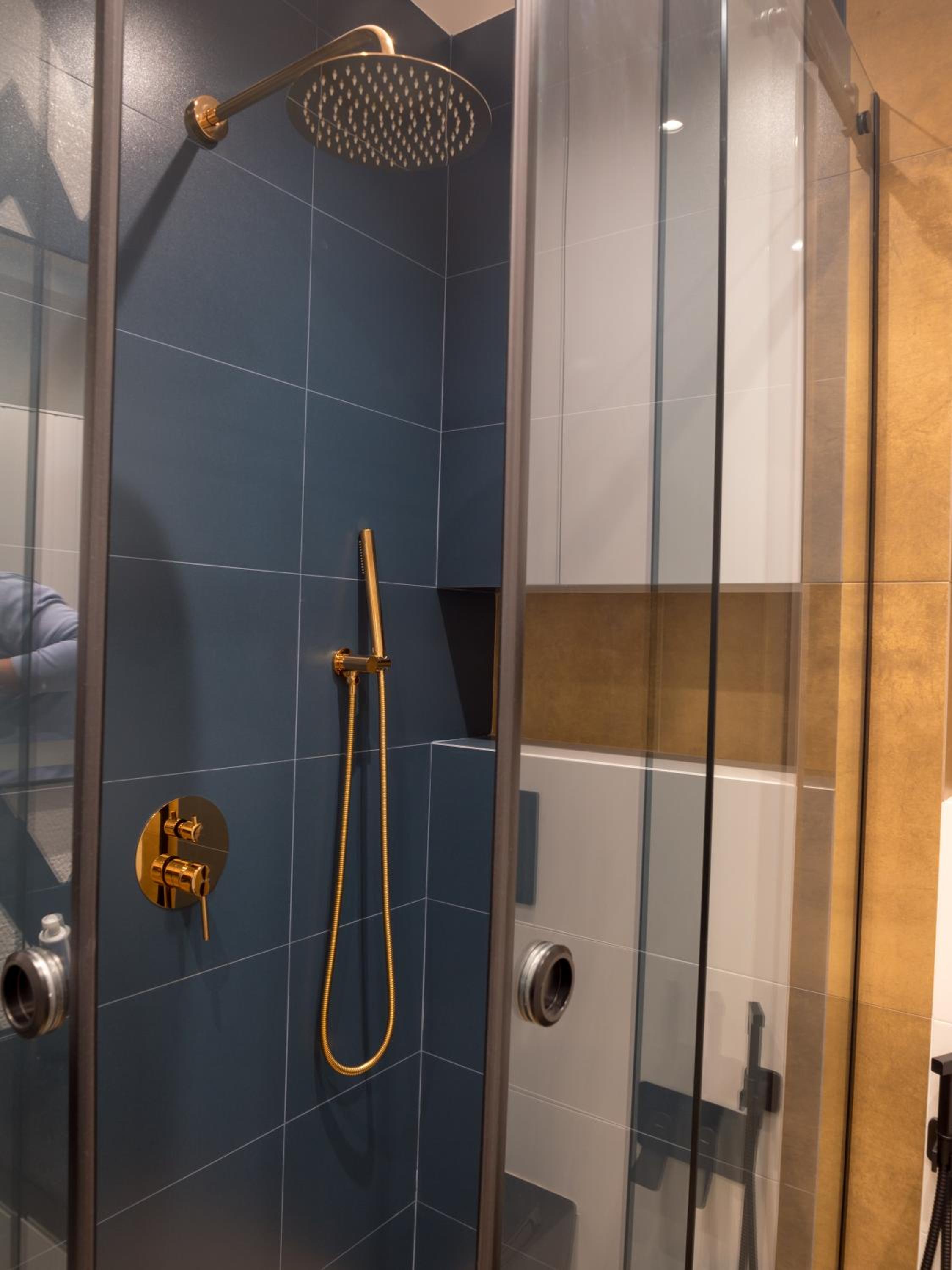 Blue Iris, 2BR, Stunning Views, Jacuzzi and Workspace