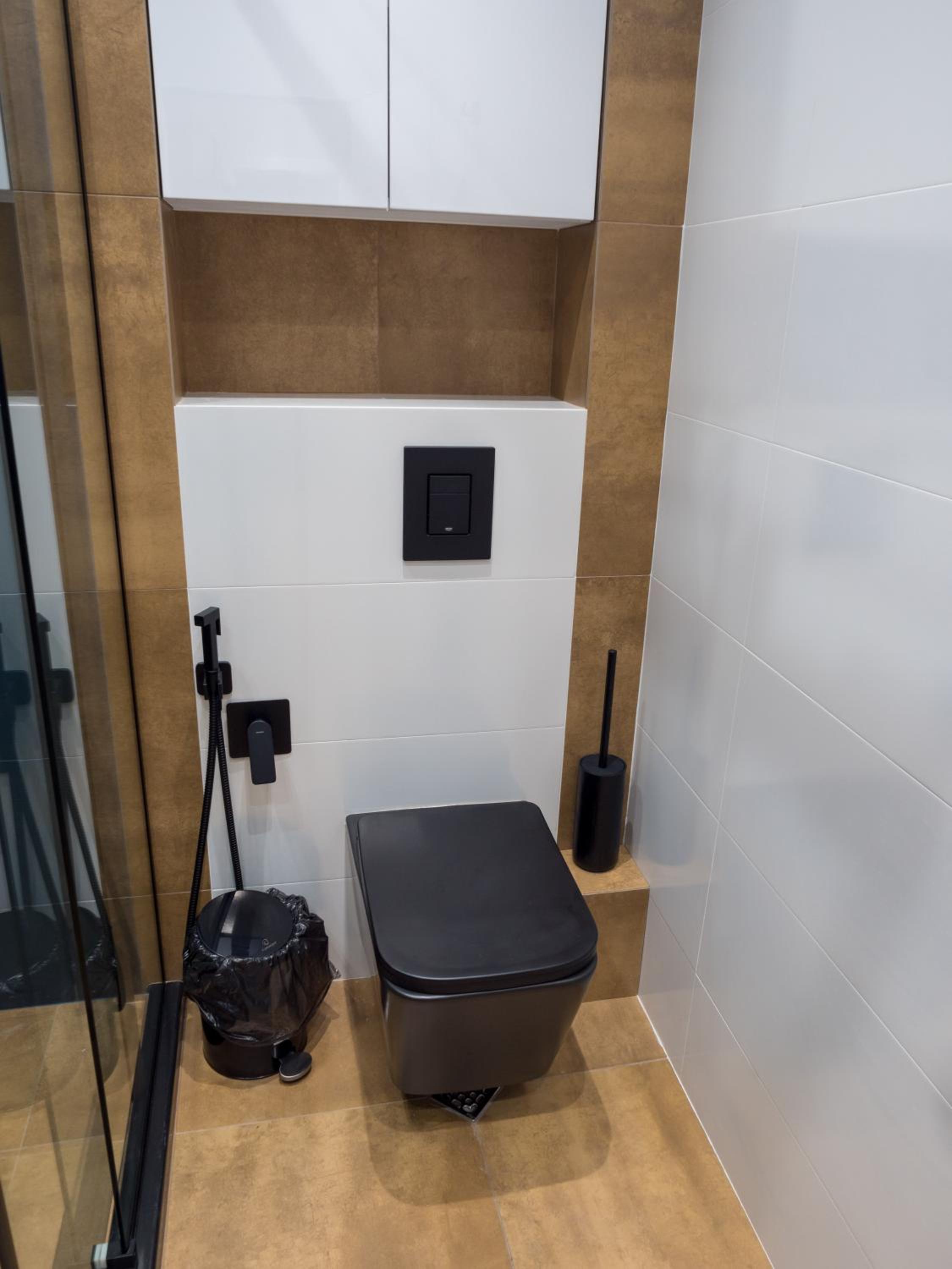 Blue Iris, 2BR, Stunning Views, Jacuzzi and Workspace