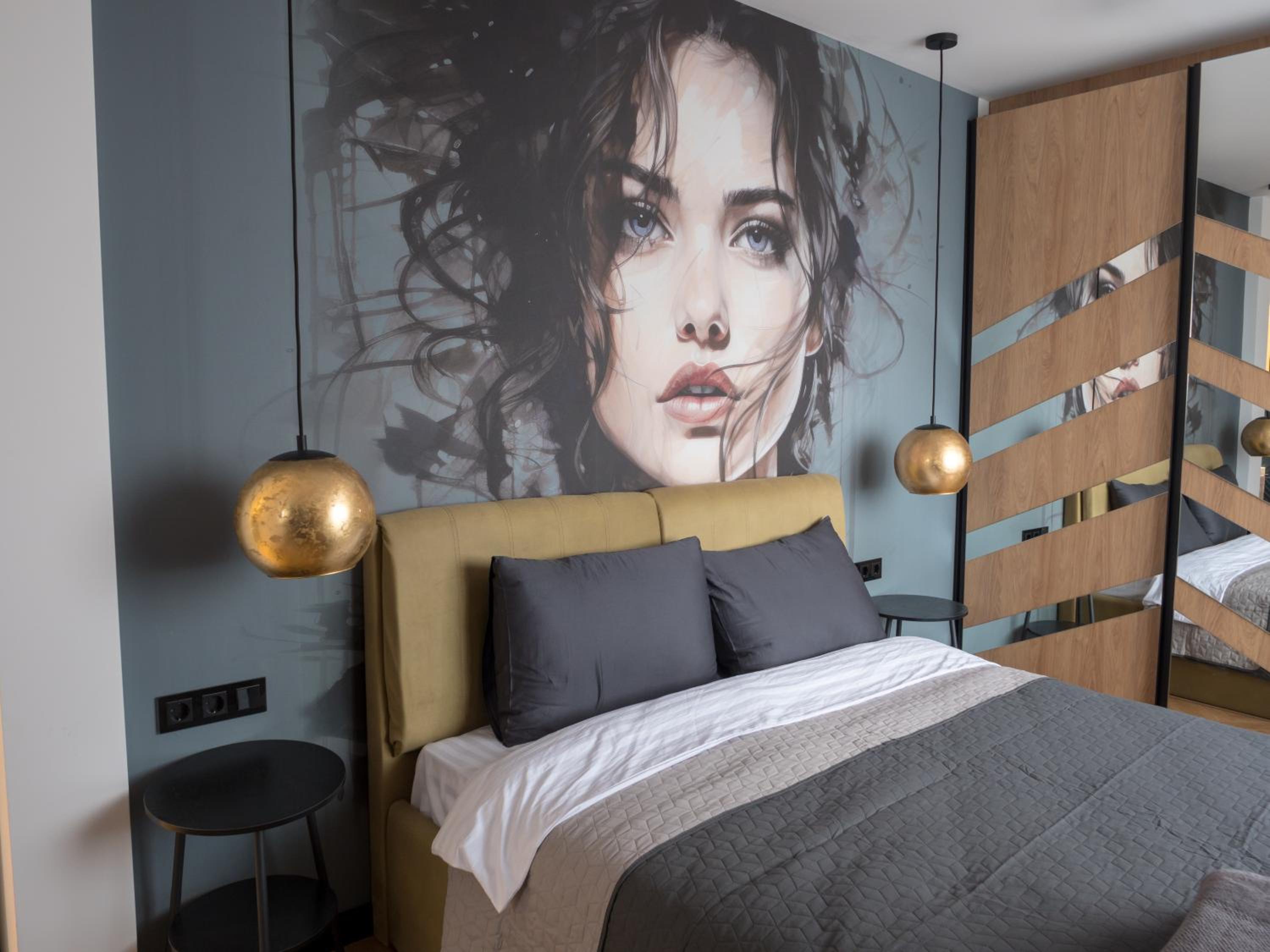 Blue Iris, 2BR, Stunning Views, Jacuzzi and Workspace