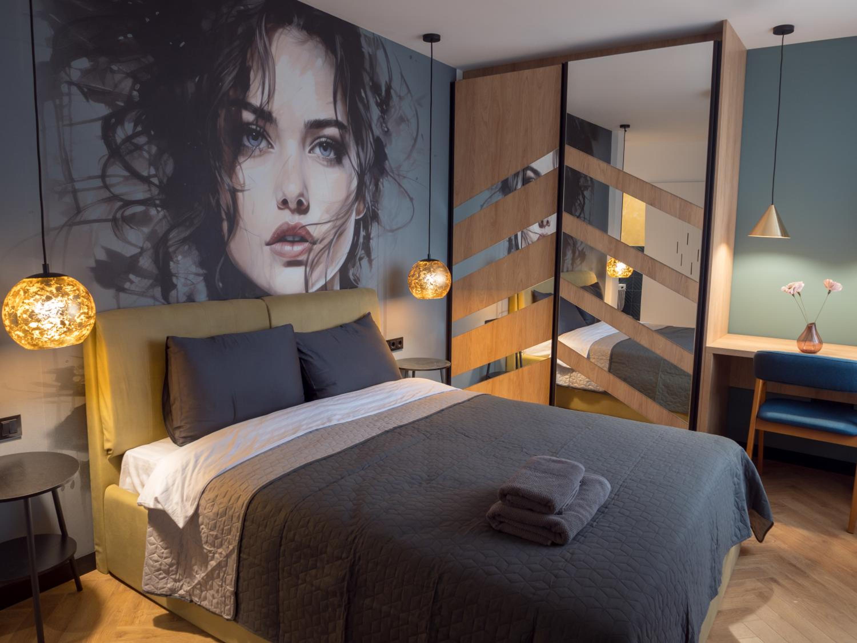 Blue Iris, 2BR, Stunning Views, Jacuzzi and Workspace