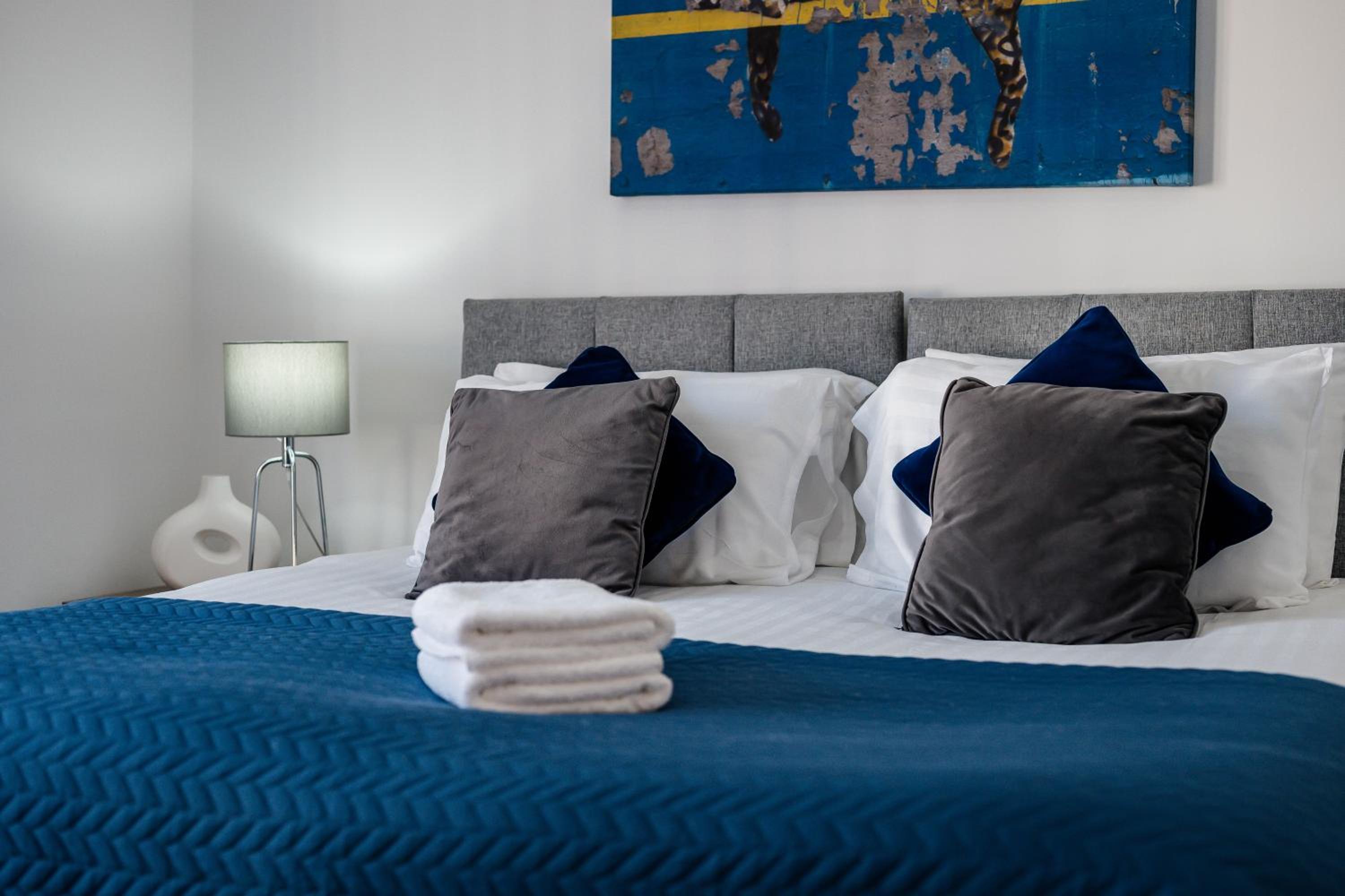 Cameron House - Air Host & Stay - Contractor Friendly