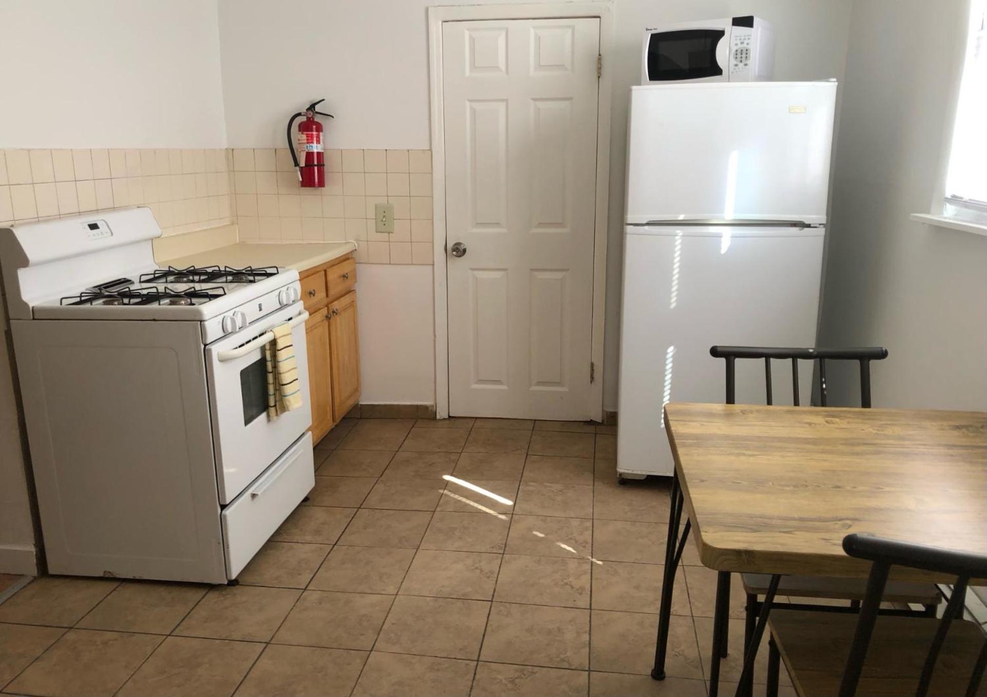Private one-bedroom one-bathroom apartment with private street entrance in convenient area