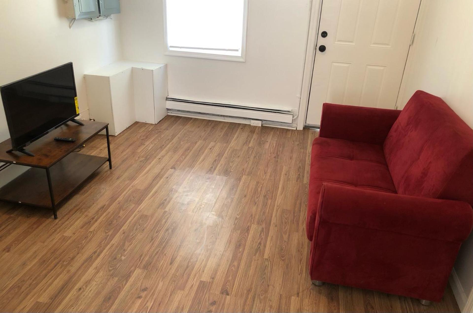 Private one-bedroom one-bathroom apartment with private street entrance in convenient area
