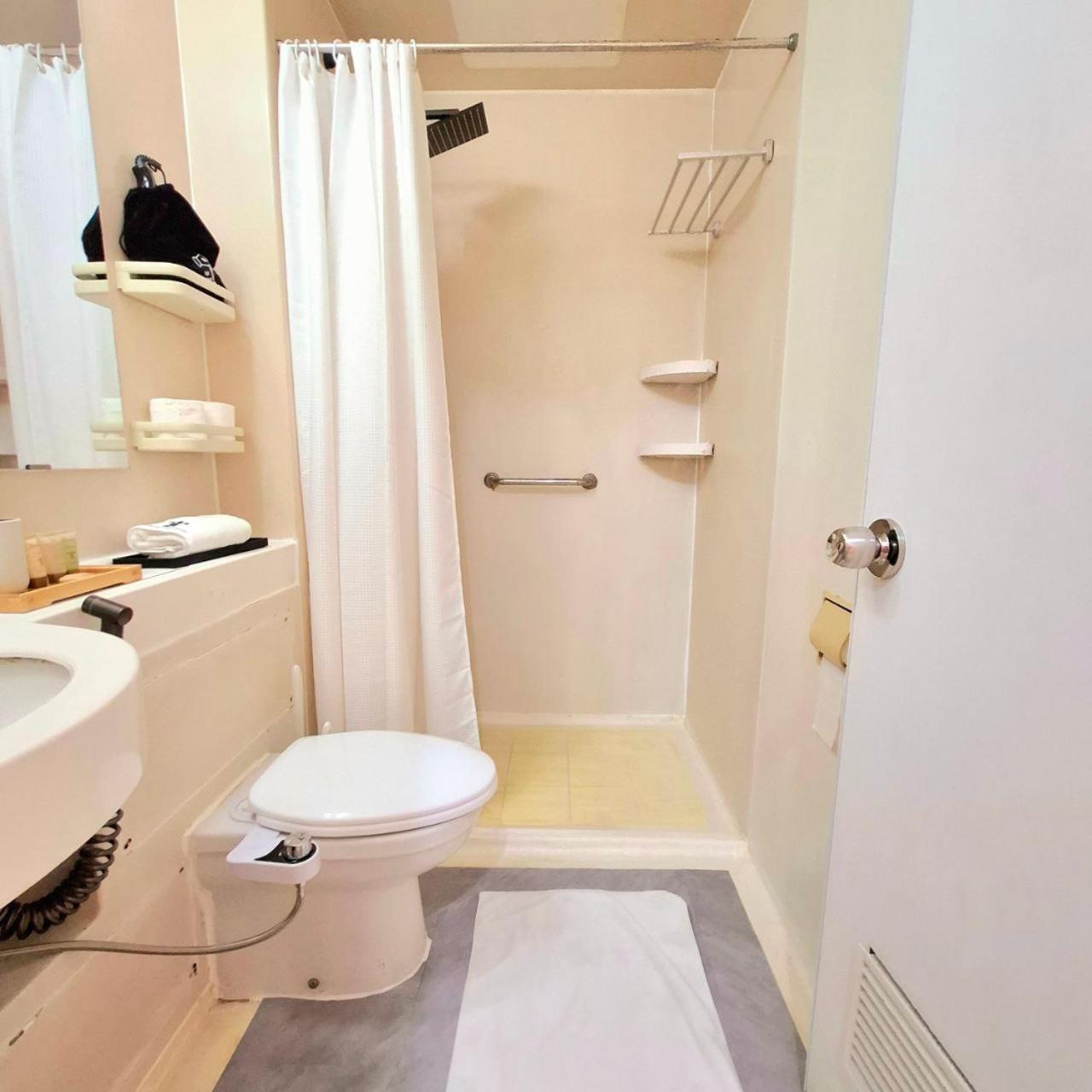 STAYLUXIA BOUTIQUE HOTEL MANILABAYVIEW - 1-5 BR Luxury and Superior Condos with, Balcony, Pool, Netflix & Gym- Housekeeping Available -