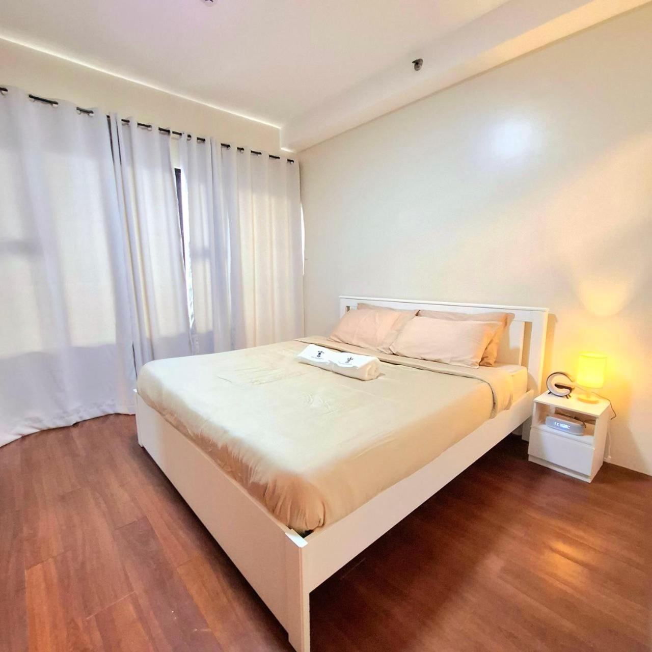 STAYLUXIA BOUTIQUE HOTEL MANILABAYVIEW - 1-5 BR Luxury and Superior Condos with, Balcony, Pool, Netflix & Gym- Housekeeping Available -