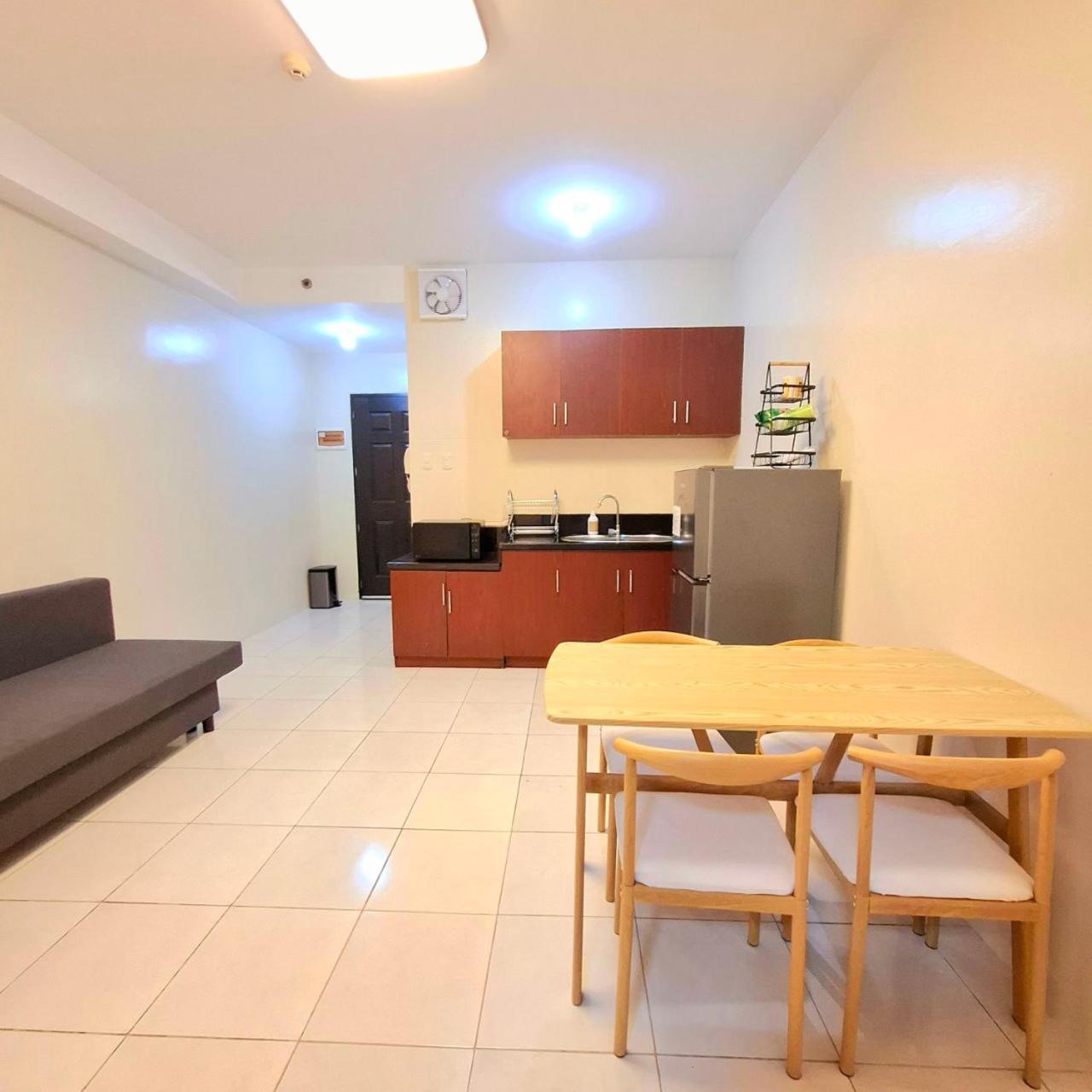 STAYLUXIA BOUTIQUE HOTEL MANILABAYVIEW - 1-5 BR Luxury and Superior Condos with, Balcony, Pool, Netflix & Gym- Housekeeping Available -