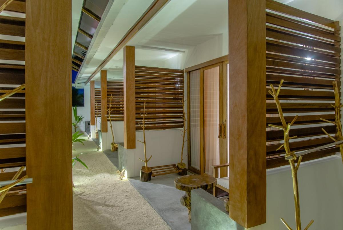 Dhiffushi White Sand Beach photo 5