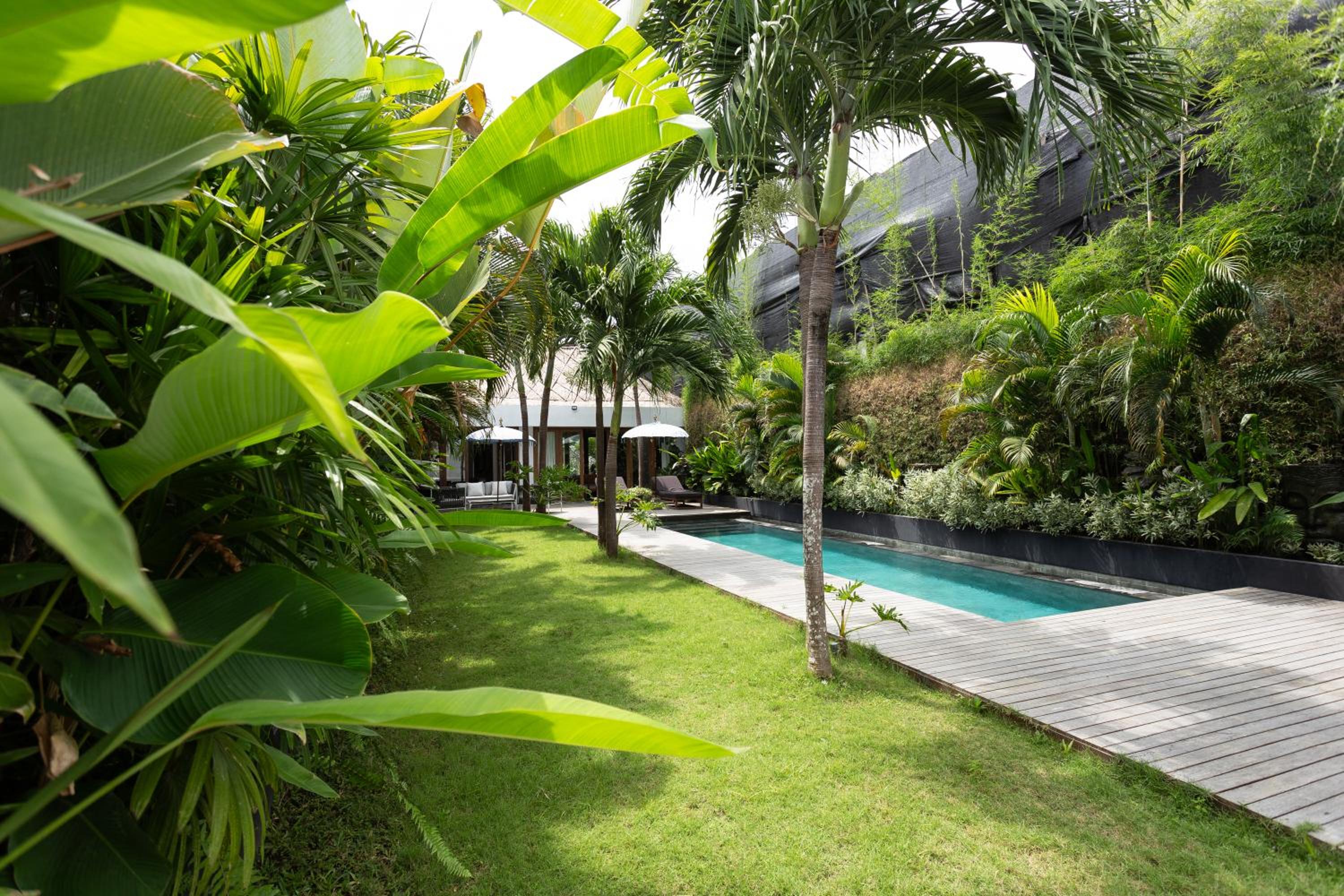 Villa Ilo Umalas Spacious 3-Bedroom Oasis with Huge Pool & Garden