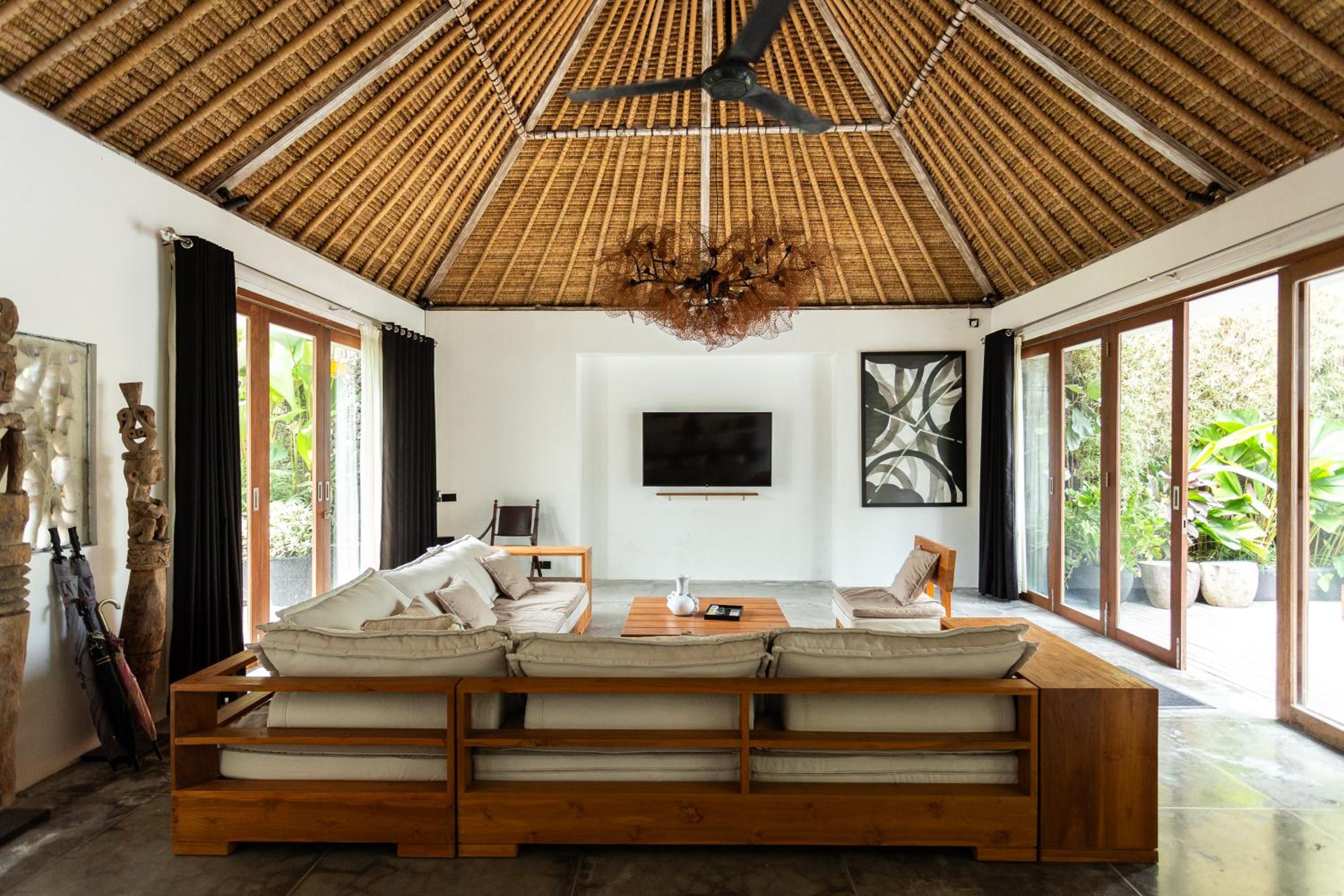 Villa Ilo Umalas Spacious 3-Bedroom Oasis with Huge Pool & Garden