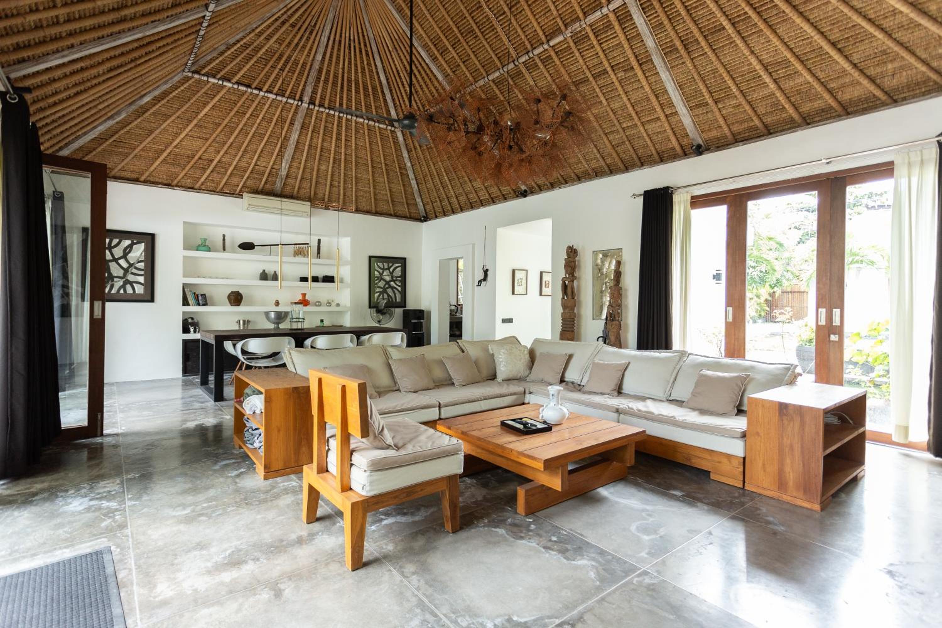 Villa Ilo Umalas Spacious 3-Bedroom Oasis with Huge Pool & Garden