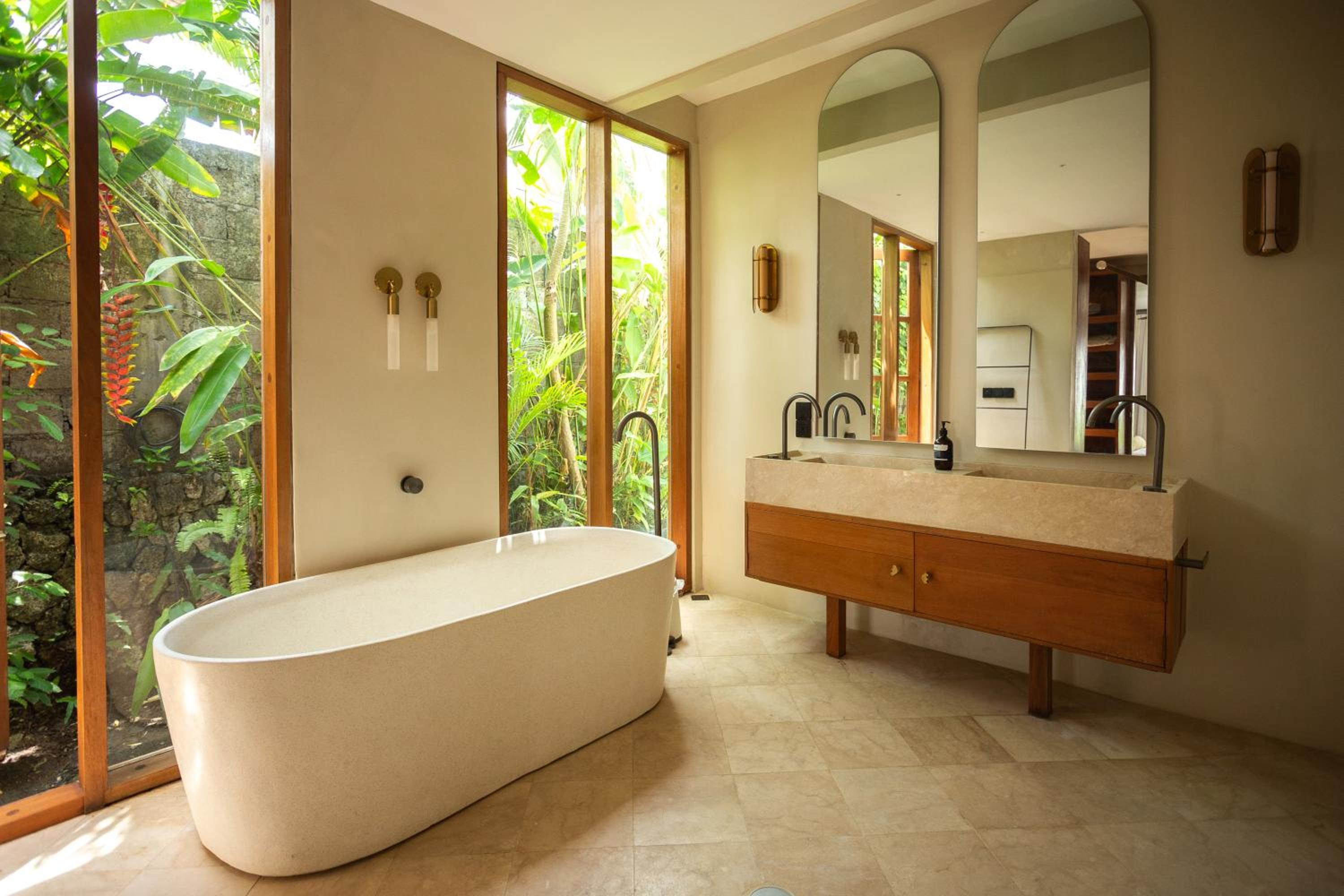 Villa Ilo Umalas Spacious 3-Bedroom Oasis with Huge Pool & Garden