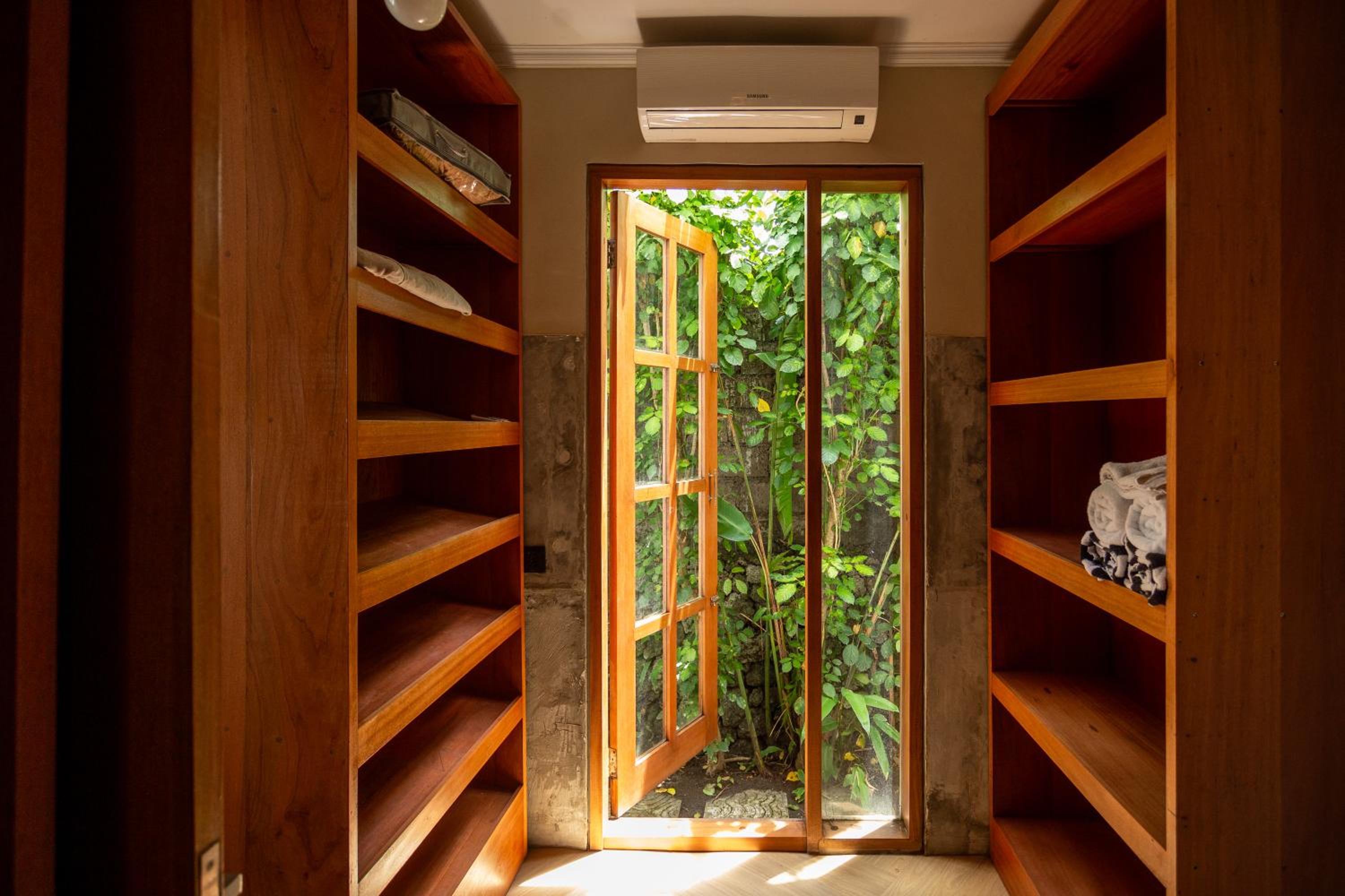 Villa Ilo Umalas Spacious 3-Bedroom Oasis with Huge Pool & Garden