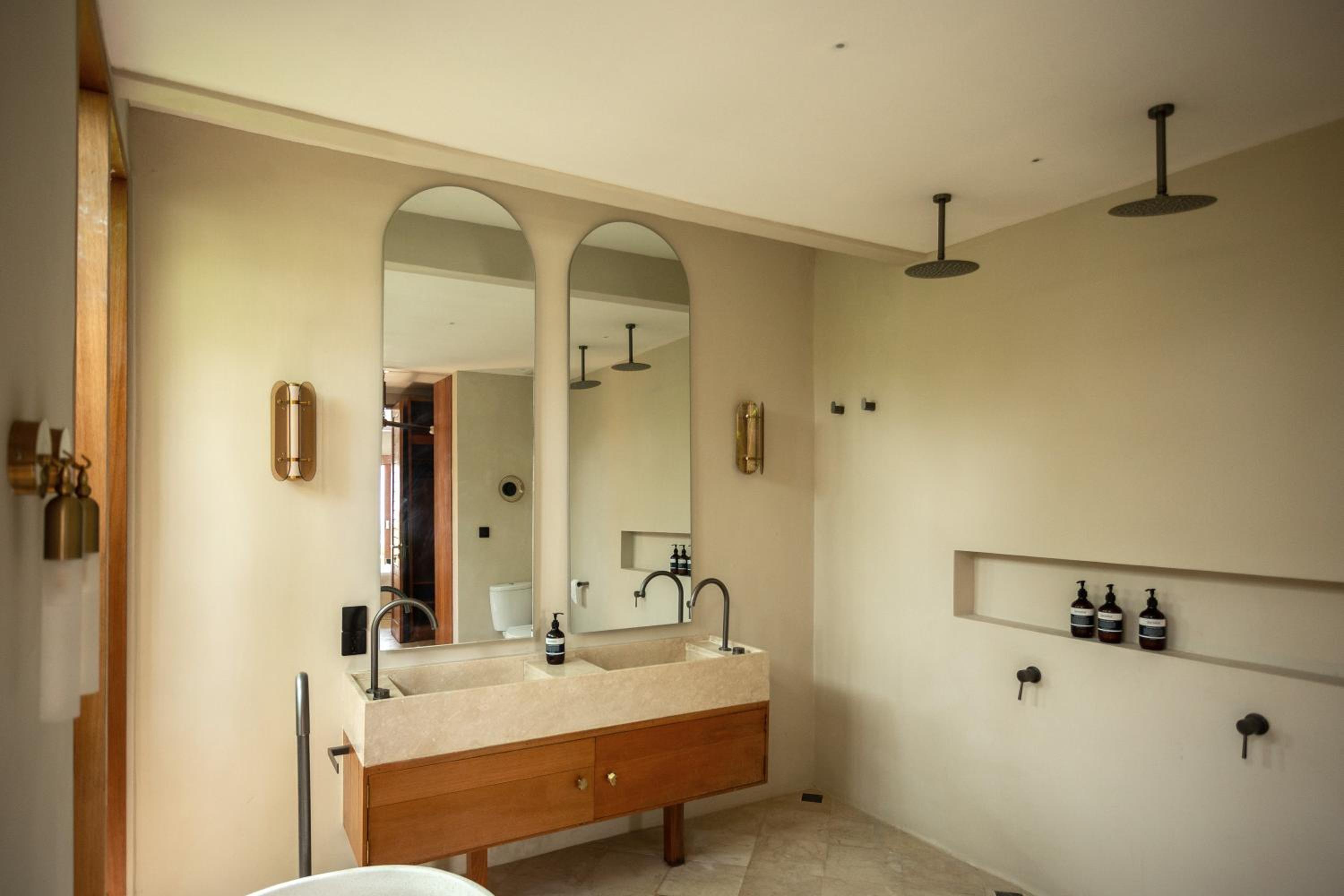 Villa Ilo Umalas Spacious 3-Bedroom Oasis with Huge Pool & Garden