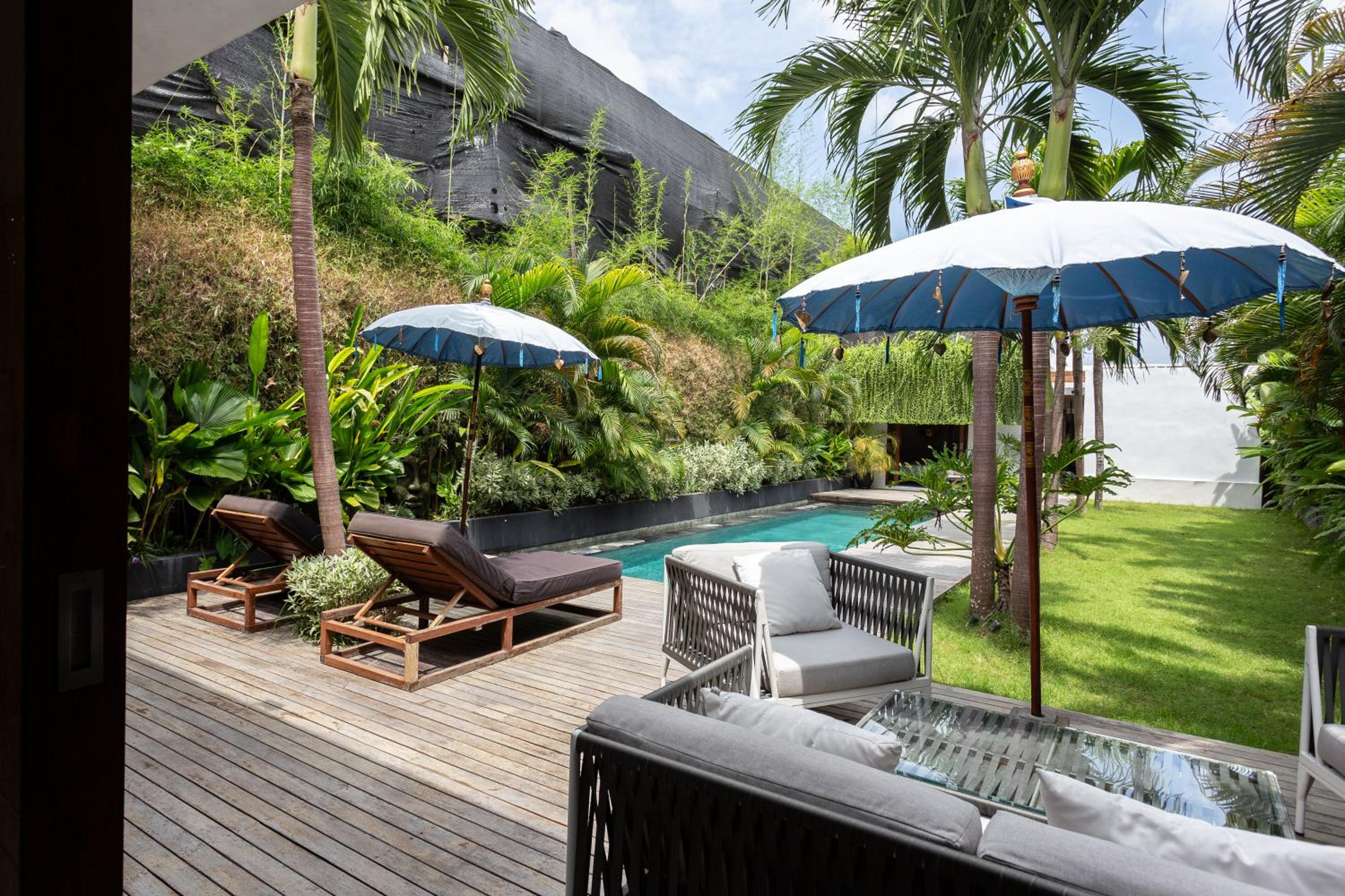 Villa Ilo Umalas Spacious 3-Bedroom Oasis with Huge Pool & Garden