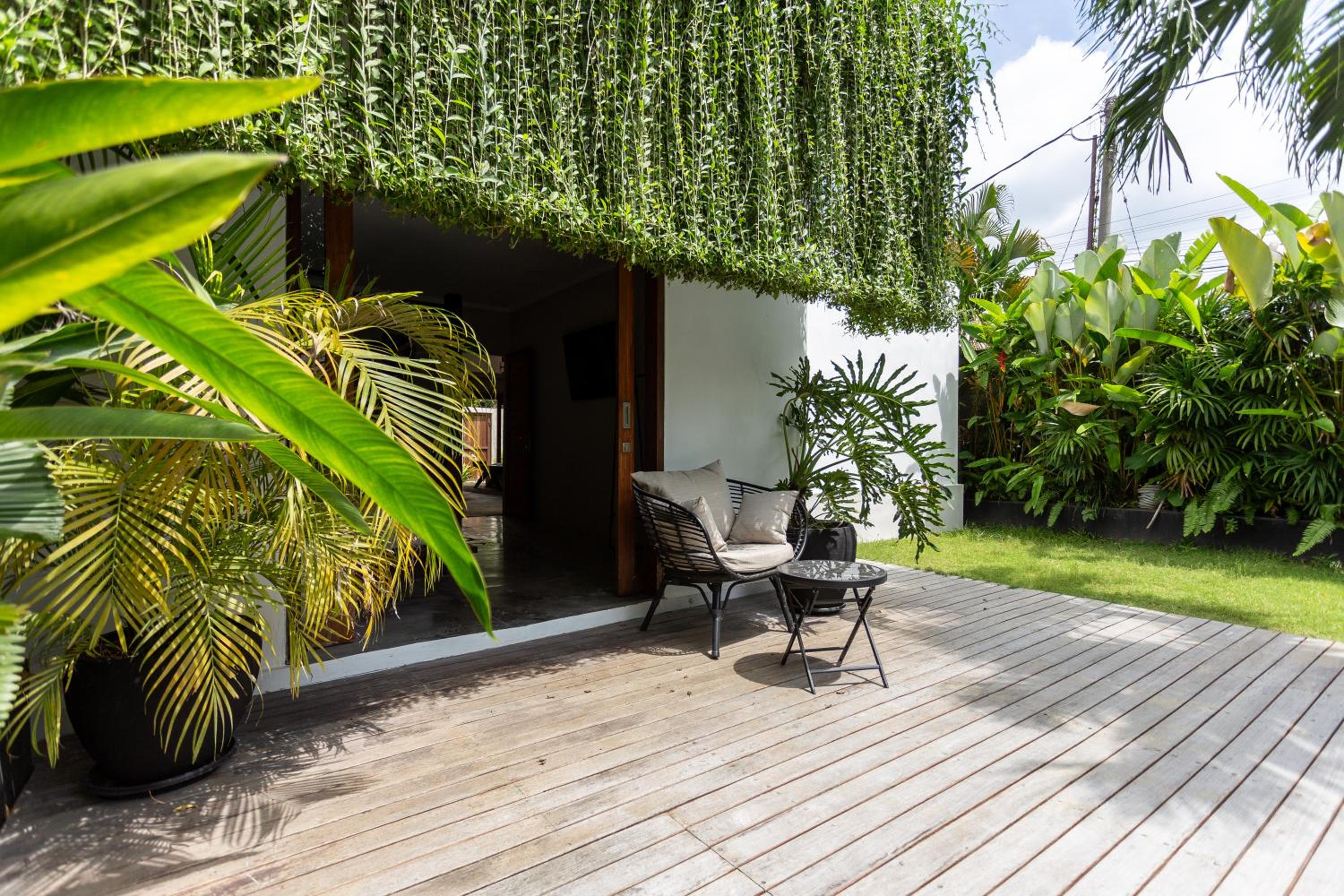 Villa Ilo Umalas Spacious 3-Bedroom Oasis with Huge Pool & Garden