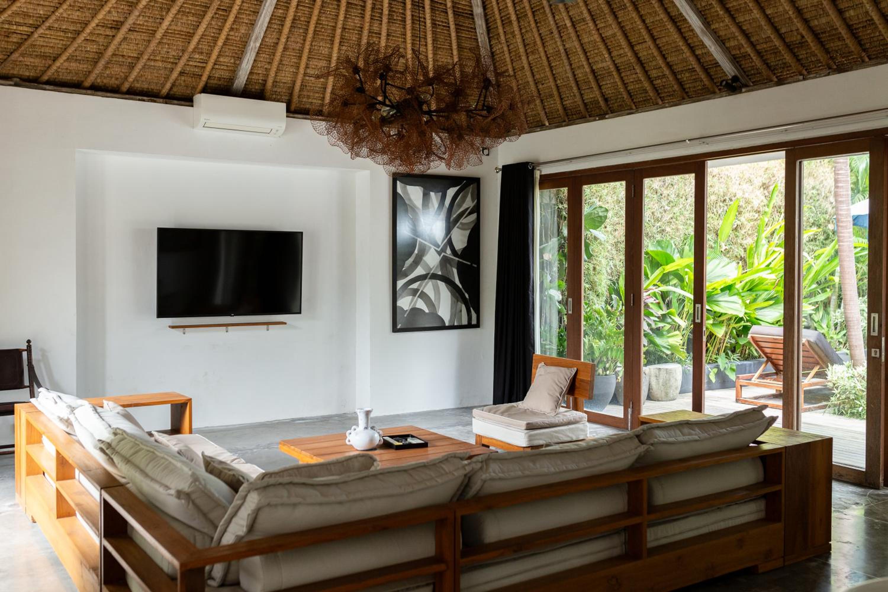 Villa Ilo Umalas Spacious 3-Bedroom Oasis with Huge Pool & Garden