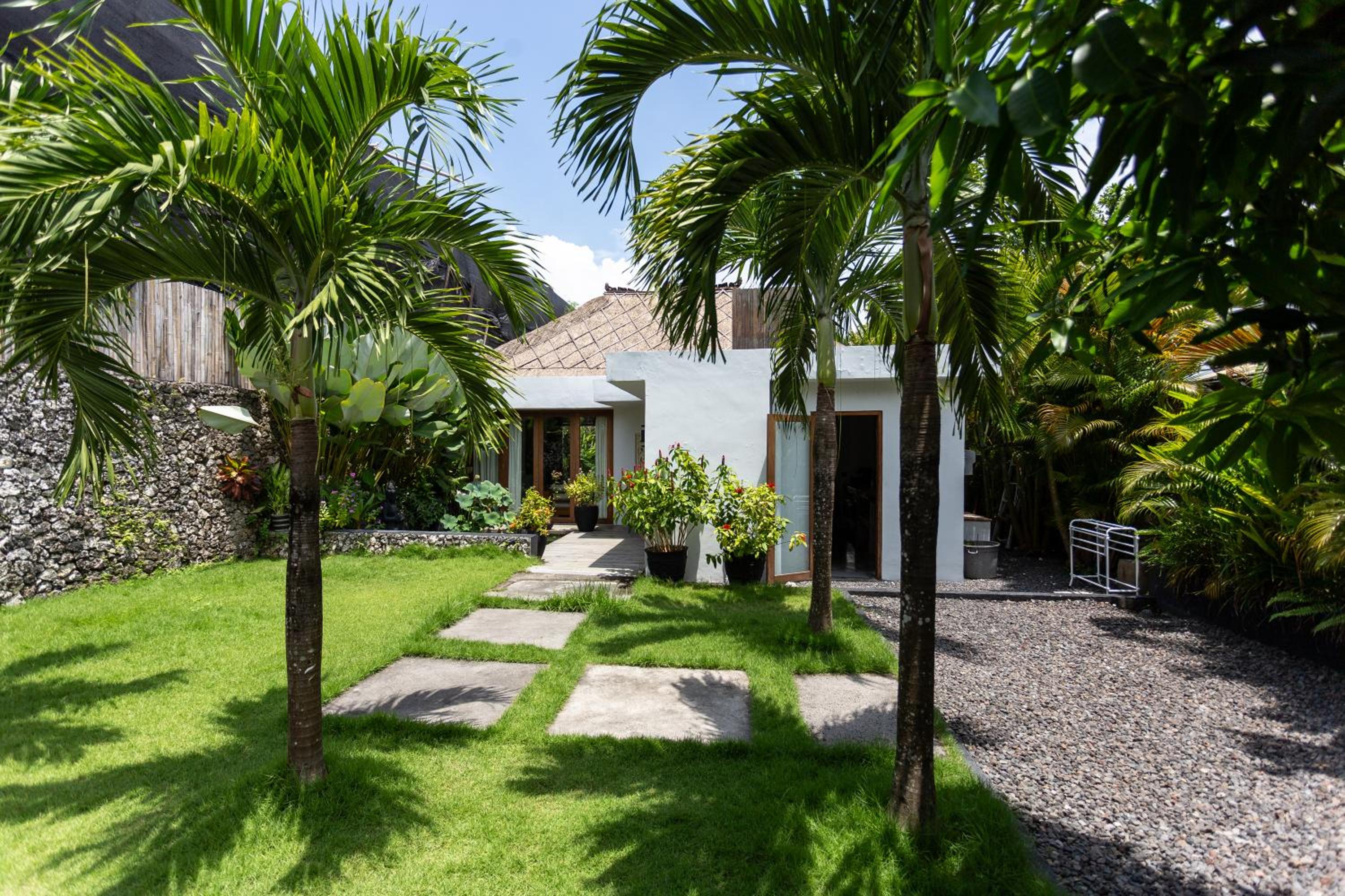 Villa Ilo Umalas Spacious 3-Bedroom Oasis with Huge Pool & Garden