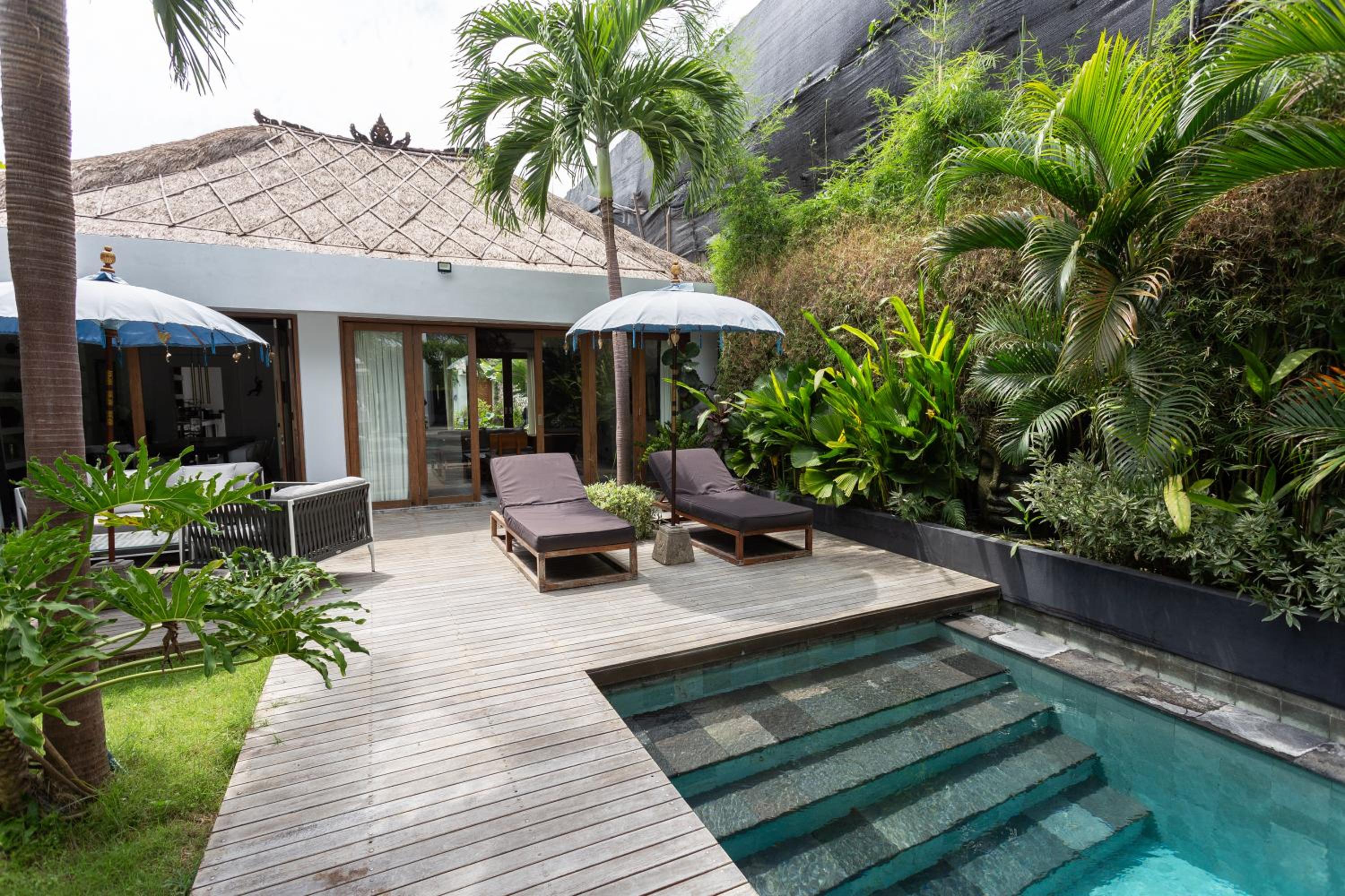 Villa Ilo Umalas Spacious 3-Bedroom Oasis with Huge Pool & Garden