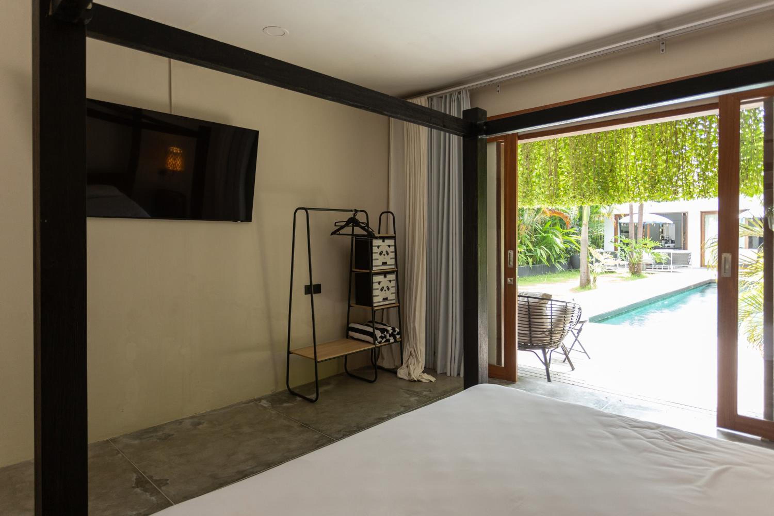 Villa Ilo Umalas Spacious 3-Bedroom Oasis with Huge Pool & Garden