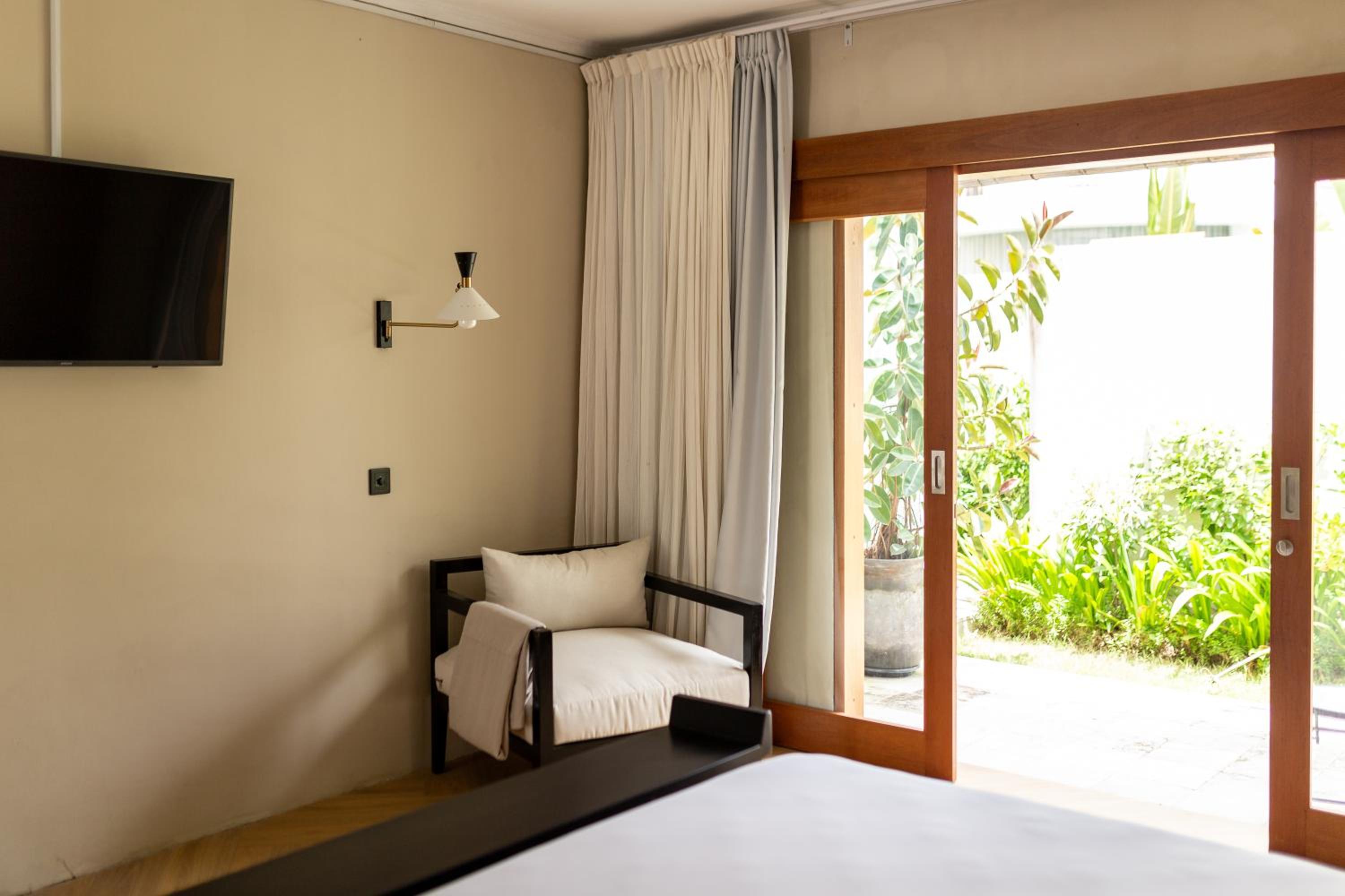Villa Ilo Umalas Spacious 3-Bedroom Oasis with Huge Pool & Garden