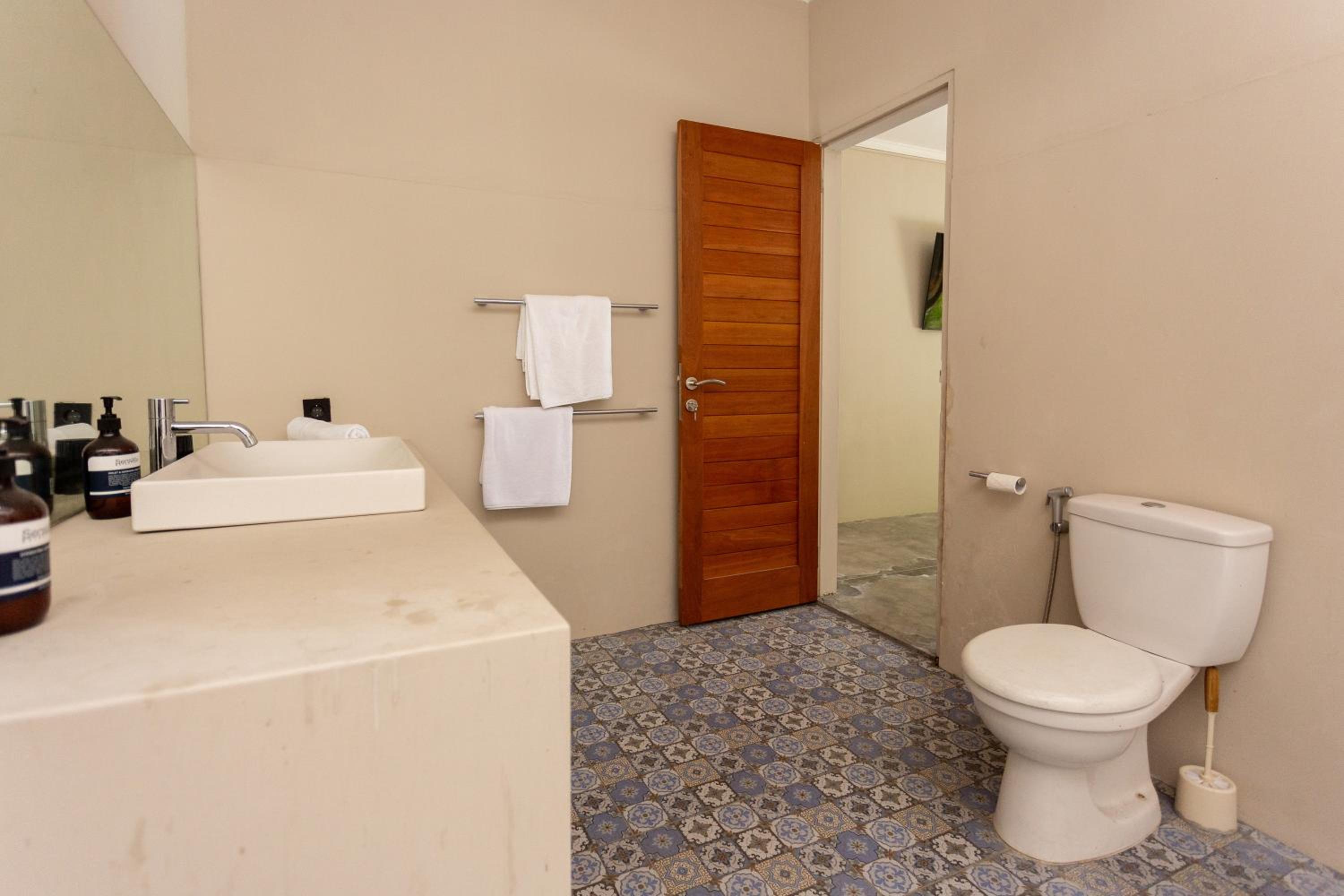 Villa Ilo Umalas Spacious 3-Bedroom Oasis with Huge Pool & Garden