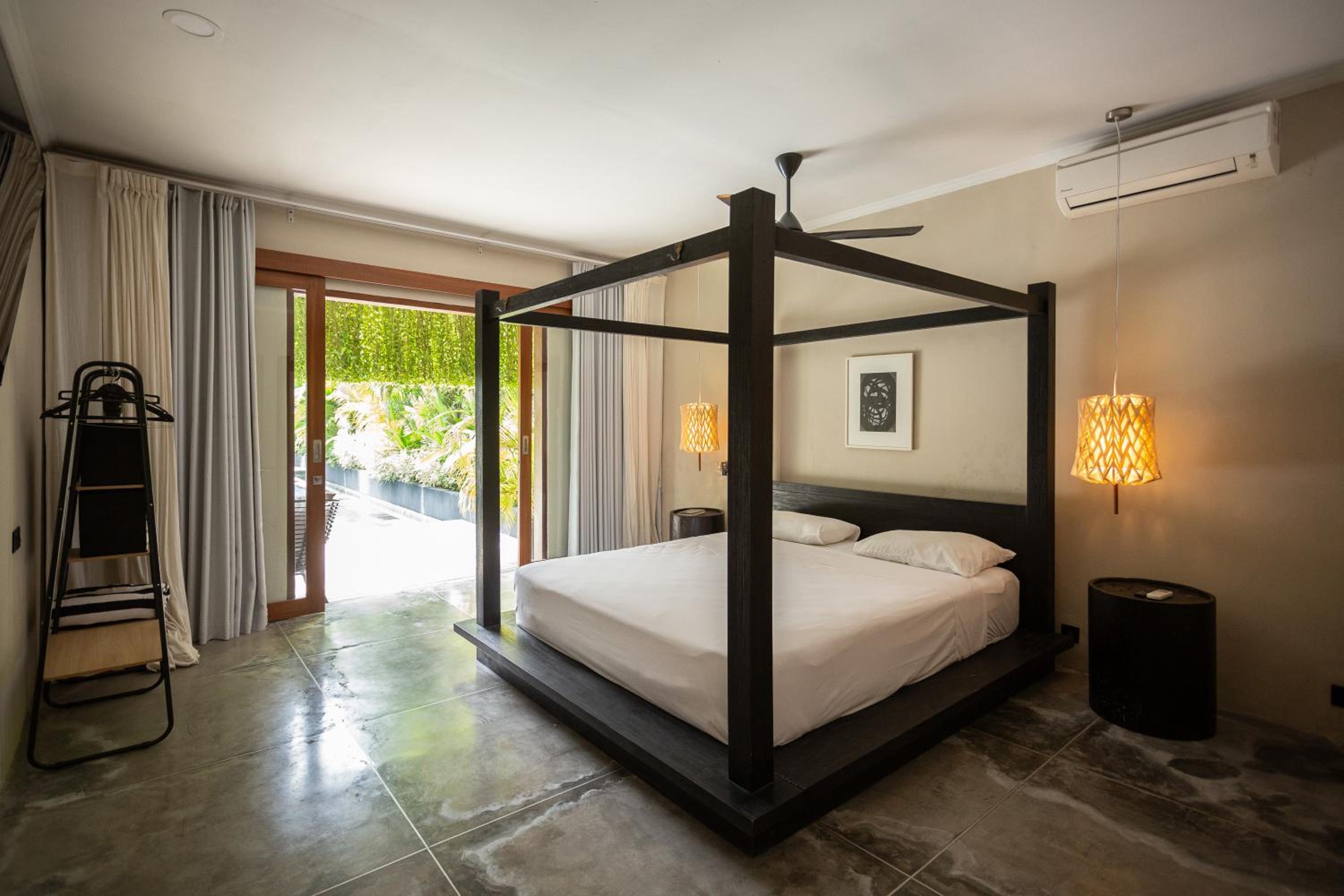 Villa Ilo Umalas Spacious 3-Bedroom Oasis with Huge Pool & Garden