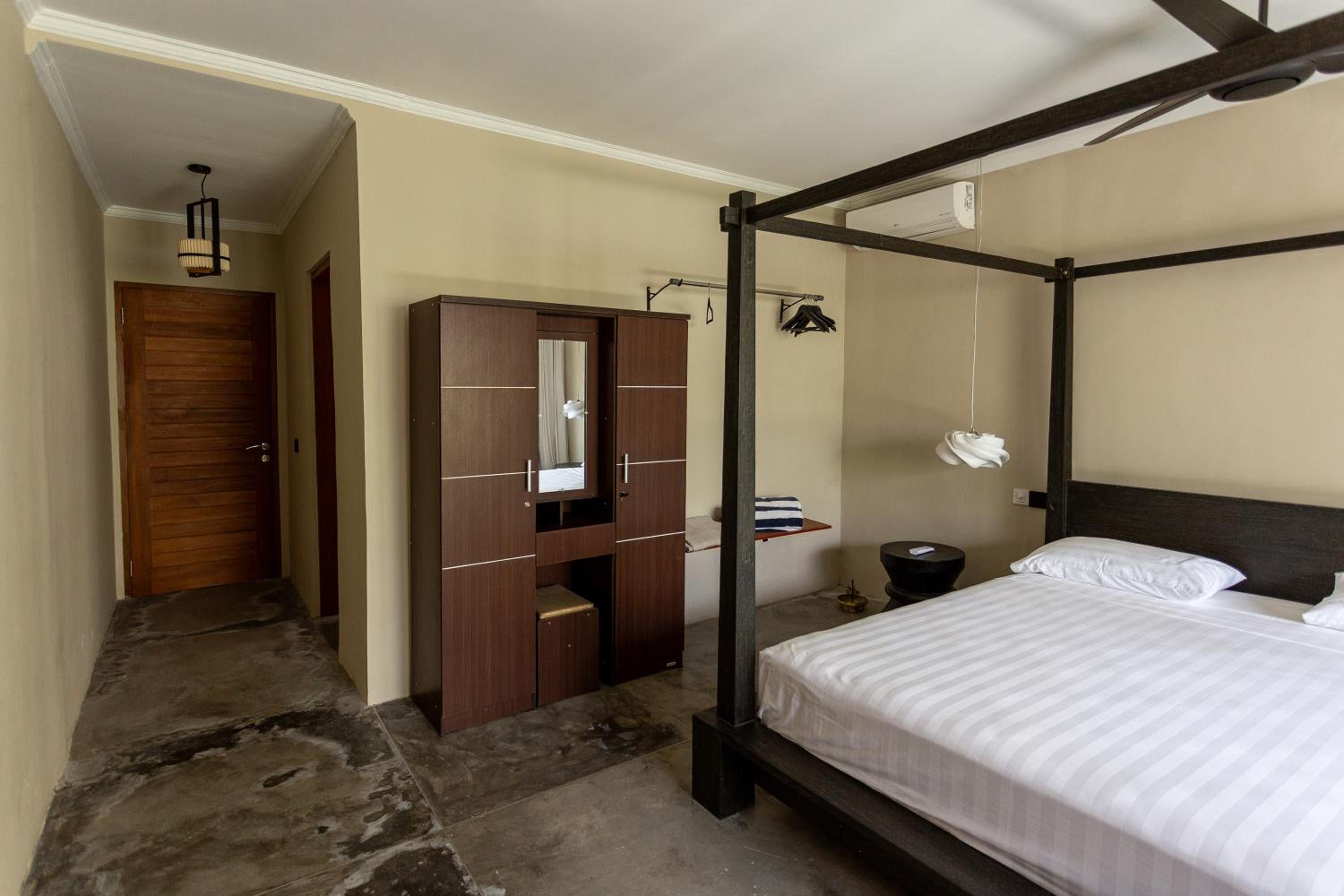 Villa Ilo Umalas Spacious 3-Bedroom Oasis with Huge Pool & Garden