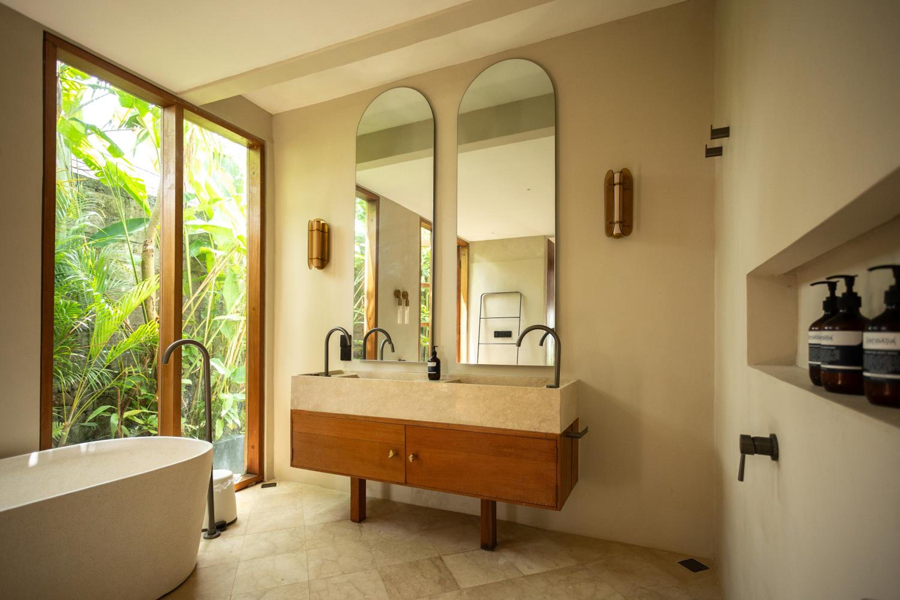 Villa Ilo Umalas Spacious 3-Bedroom Oasis with Huge Pool & Garden