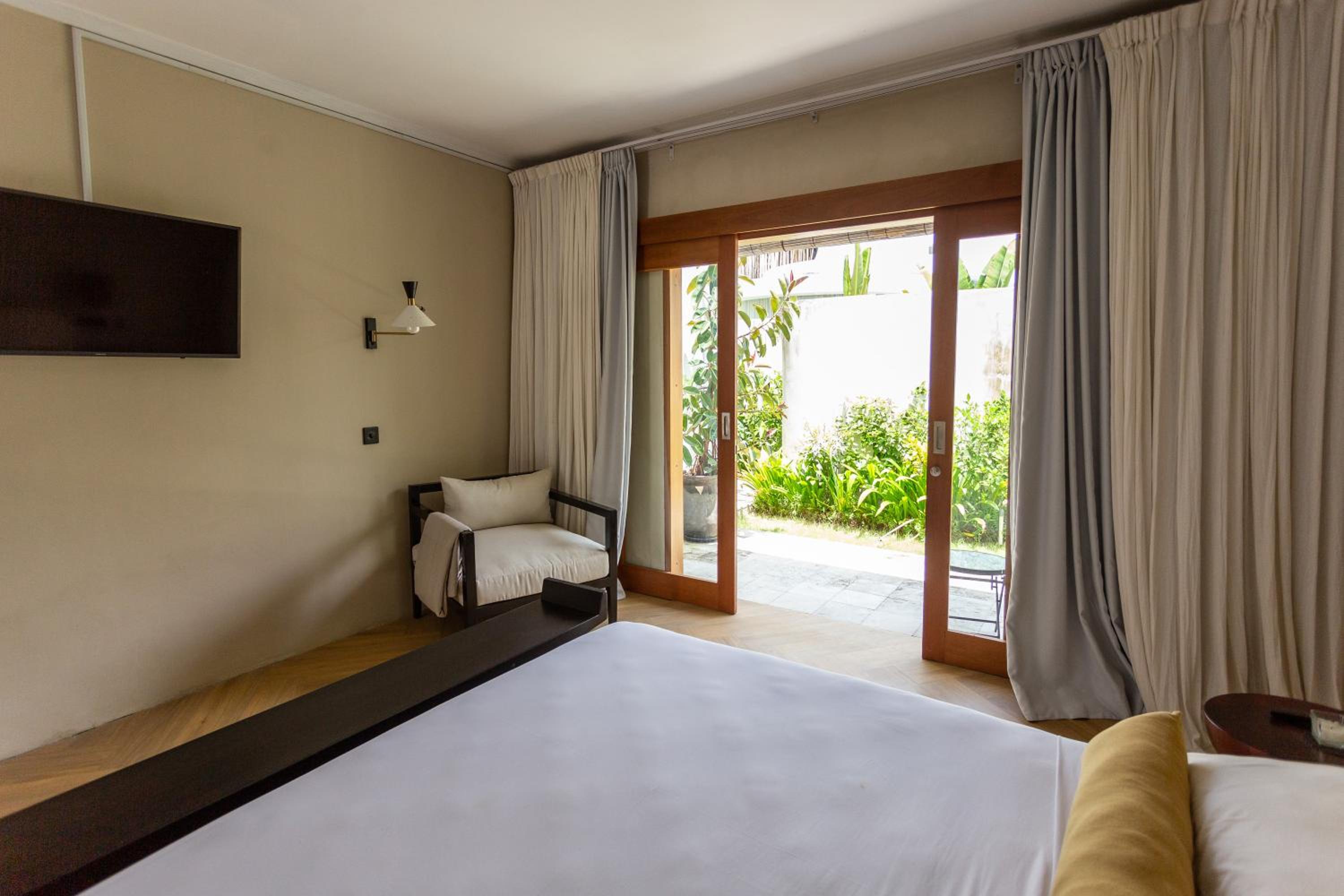 Villa Ilo Umalas Spacious 3-Bedroom Oasis with Huge Pool & Garden