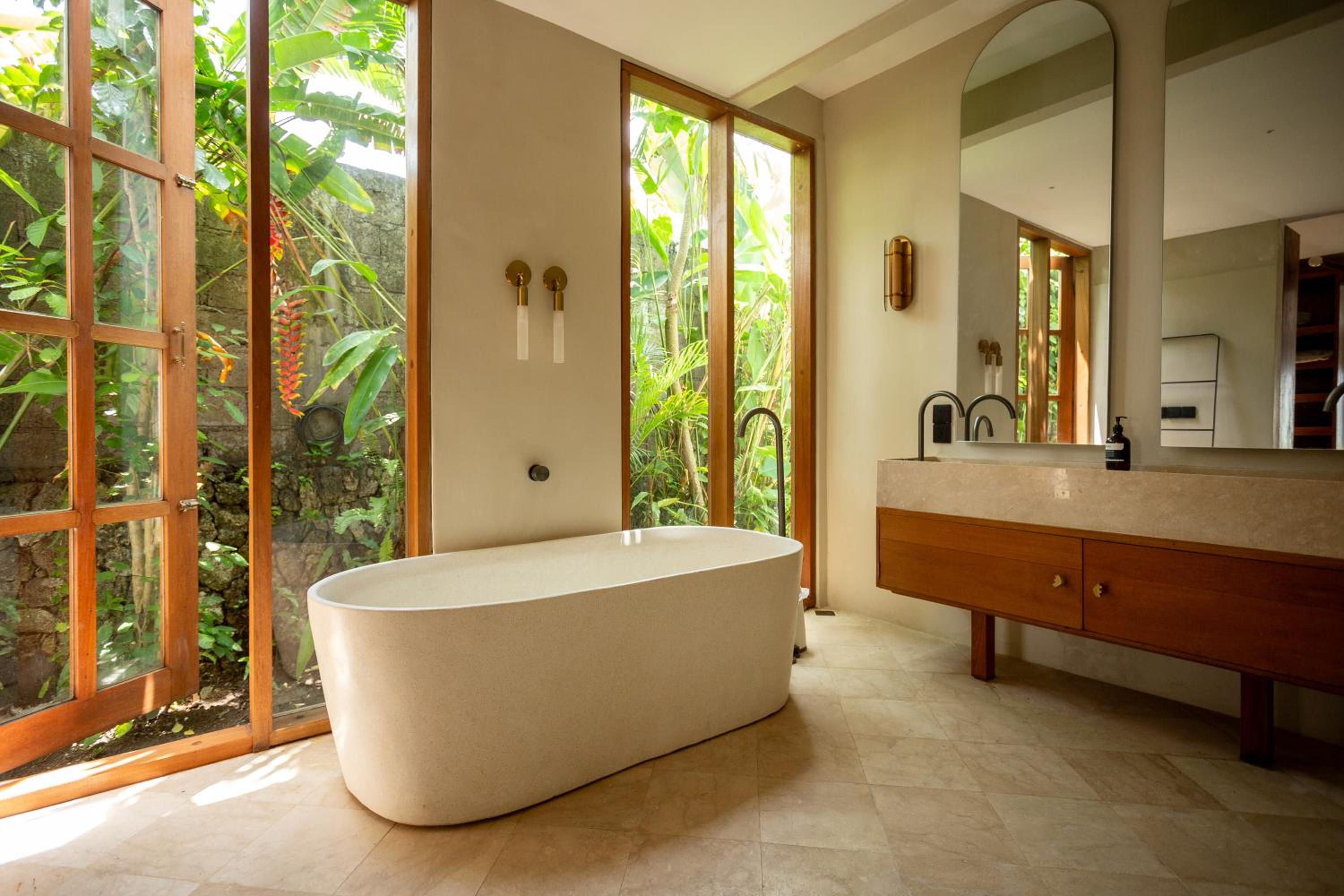 Villa Ilo Umalas Spacious 3-Bedroom Oasis with Huge Pool & Garden