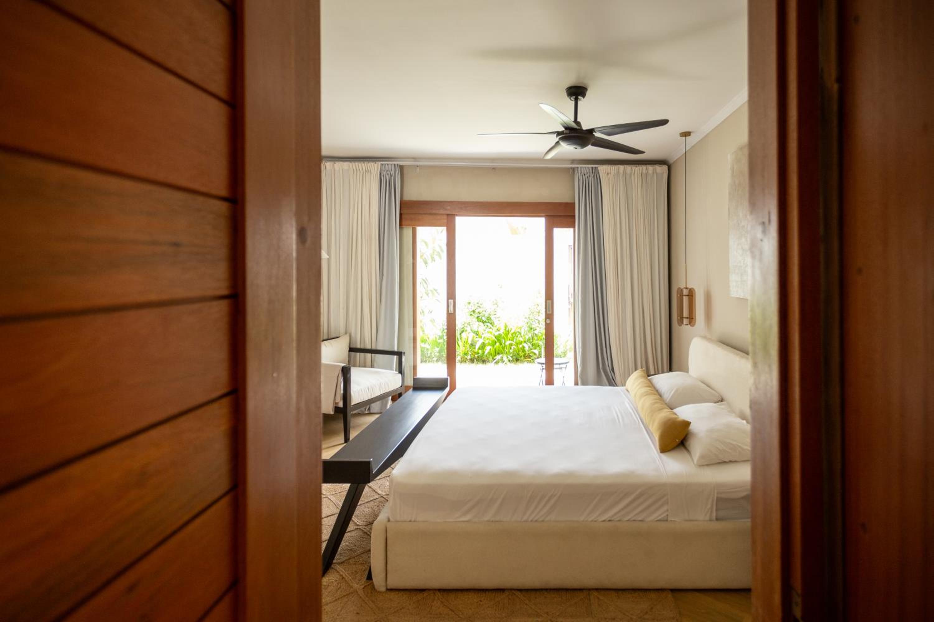 Villa Ilo Umalas Spacious 3-Bedroom Oasis with Huge Pool & Garden