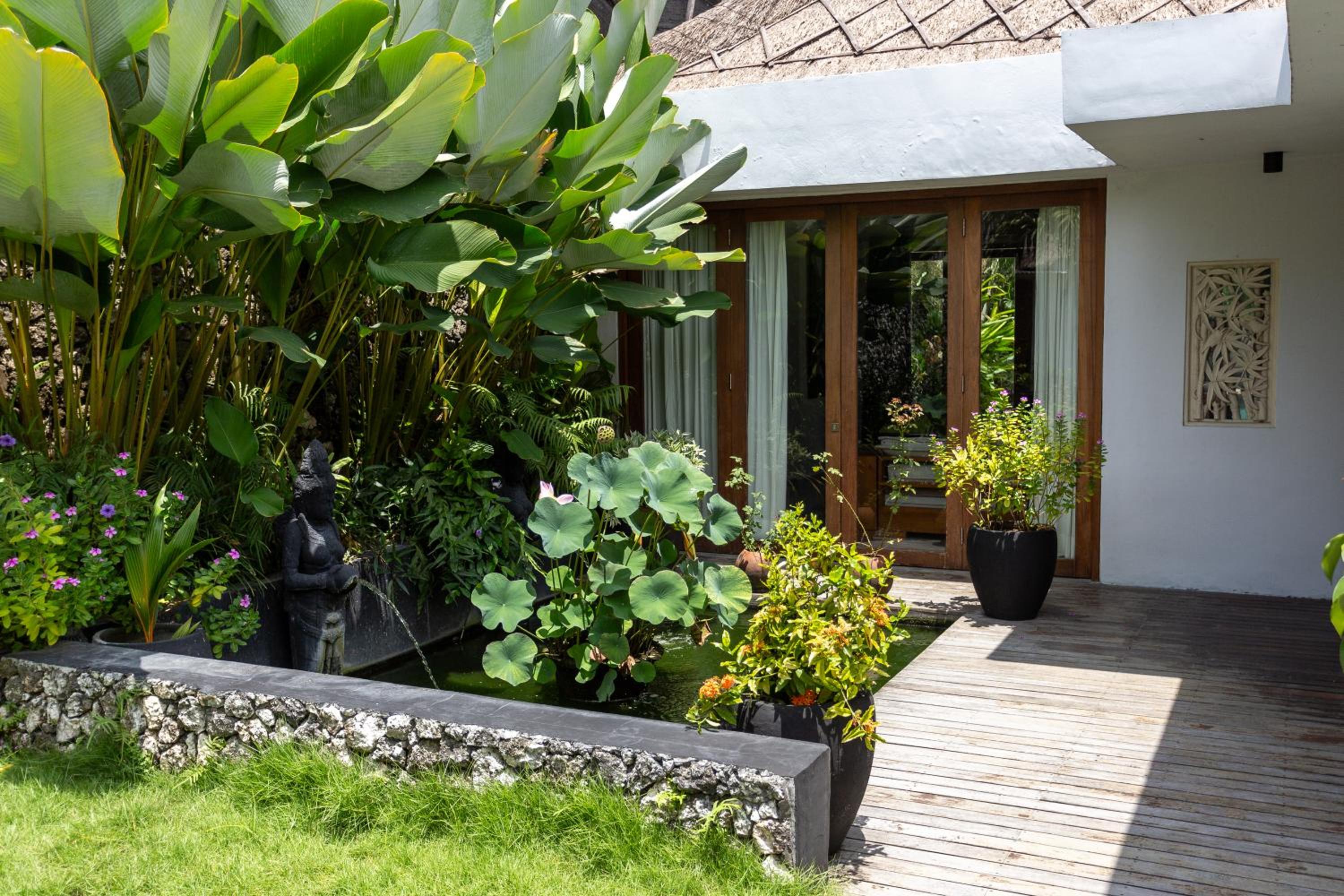 Villa Ilo Umalas Spacious 3-Bedroom Oasis with Huge Pool & Garden