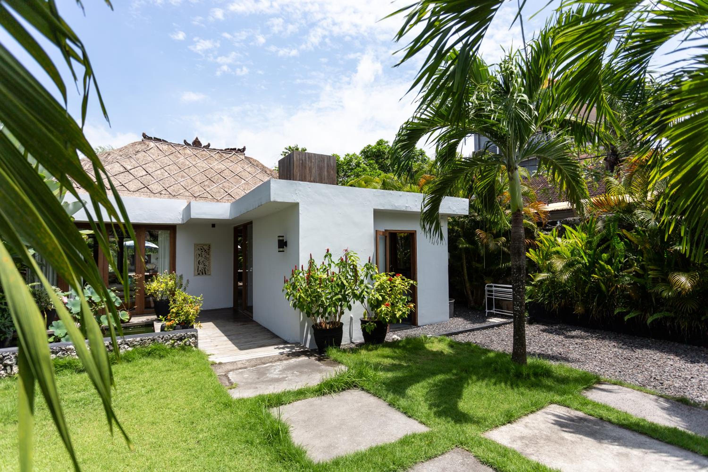 Villa Ilo Umalas Spacious 3-Bedroom Oasis with Huge Pool & Garden