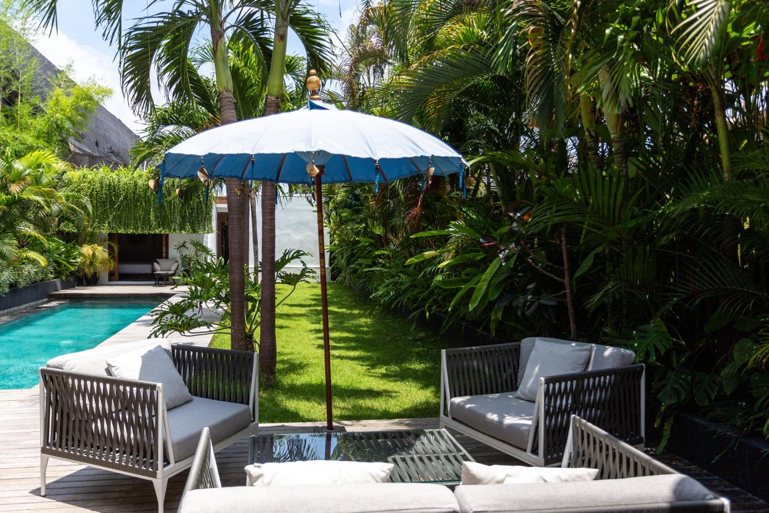 Villa Ilo Umalas Spacious 3-Bedroom Oasis with Huge Pool & Garden
