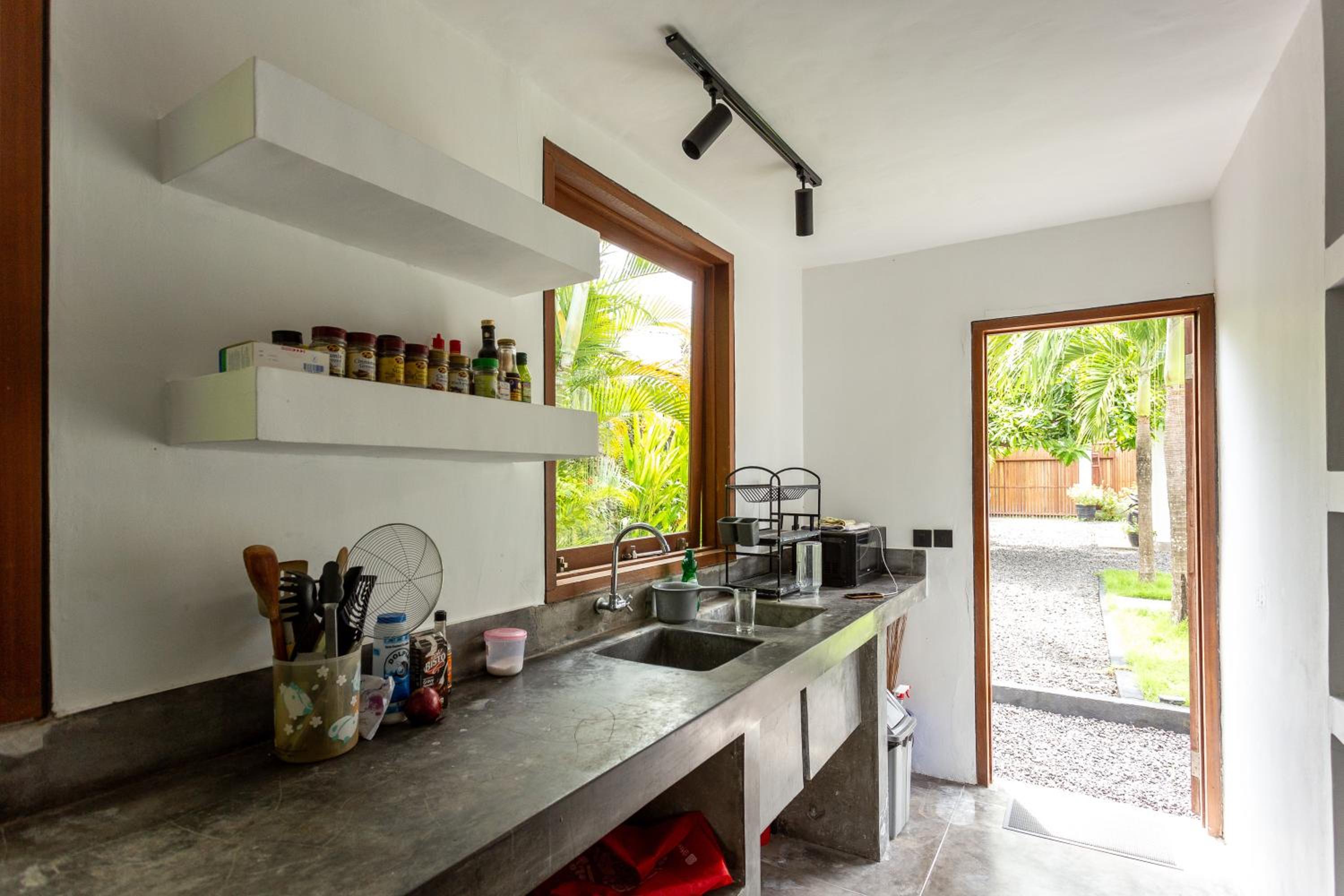 Villa Ilo Umalas Spacious 3-Bedroom Oasis with Huge Pool & Garden