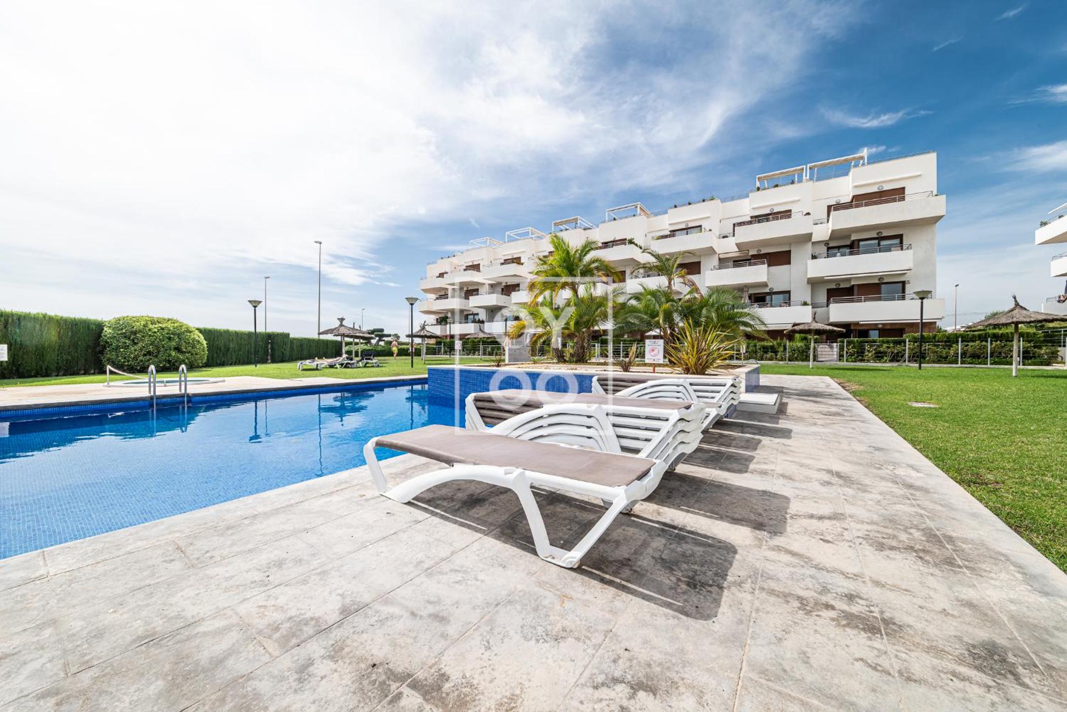La Brisa del Mar apt with sea view, terrace, pool - by OYOOSTAYS