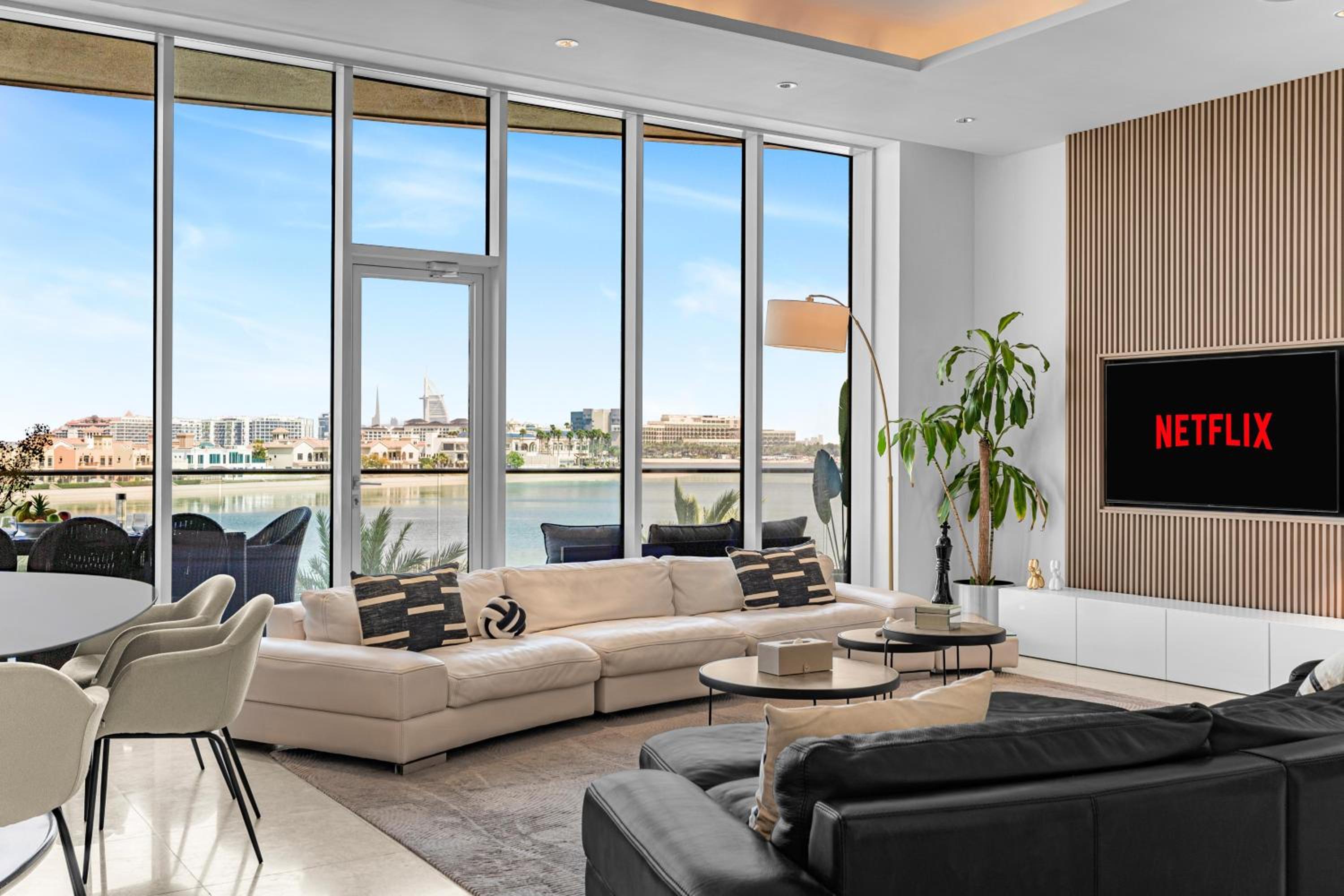 Burj Alarab & Atlantis Palm Sea view, Beachfront, peaceful 3 Bedroom Apartment TIARA Residence with Pool, fast Wifi