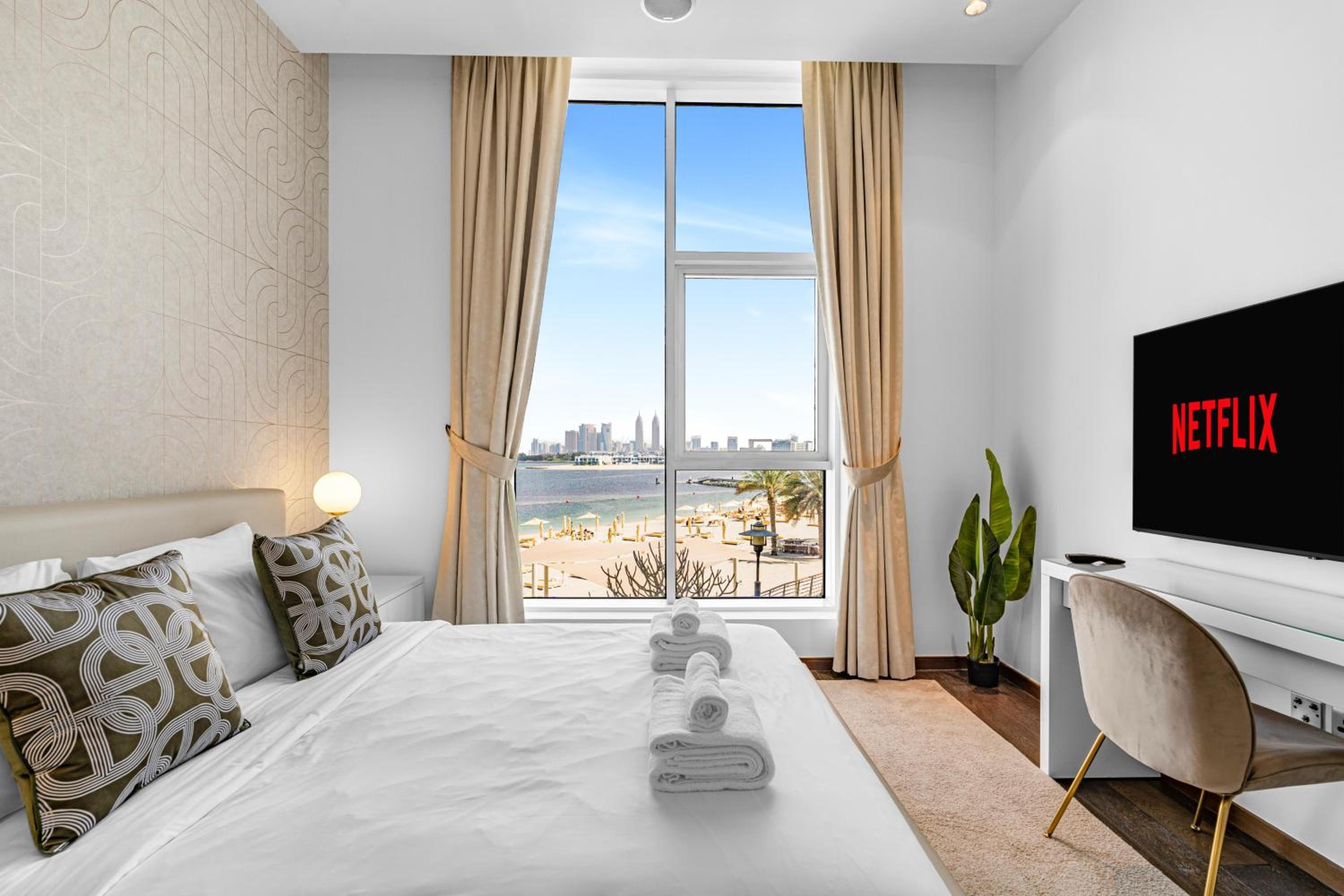 Burj Alarab & Atlantis Palm Sea view, Beachfront, peaceful 3 Bedroom Apartment TIARA Residence with Pool, fast Wifi