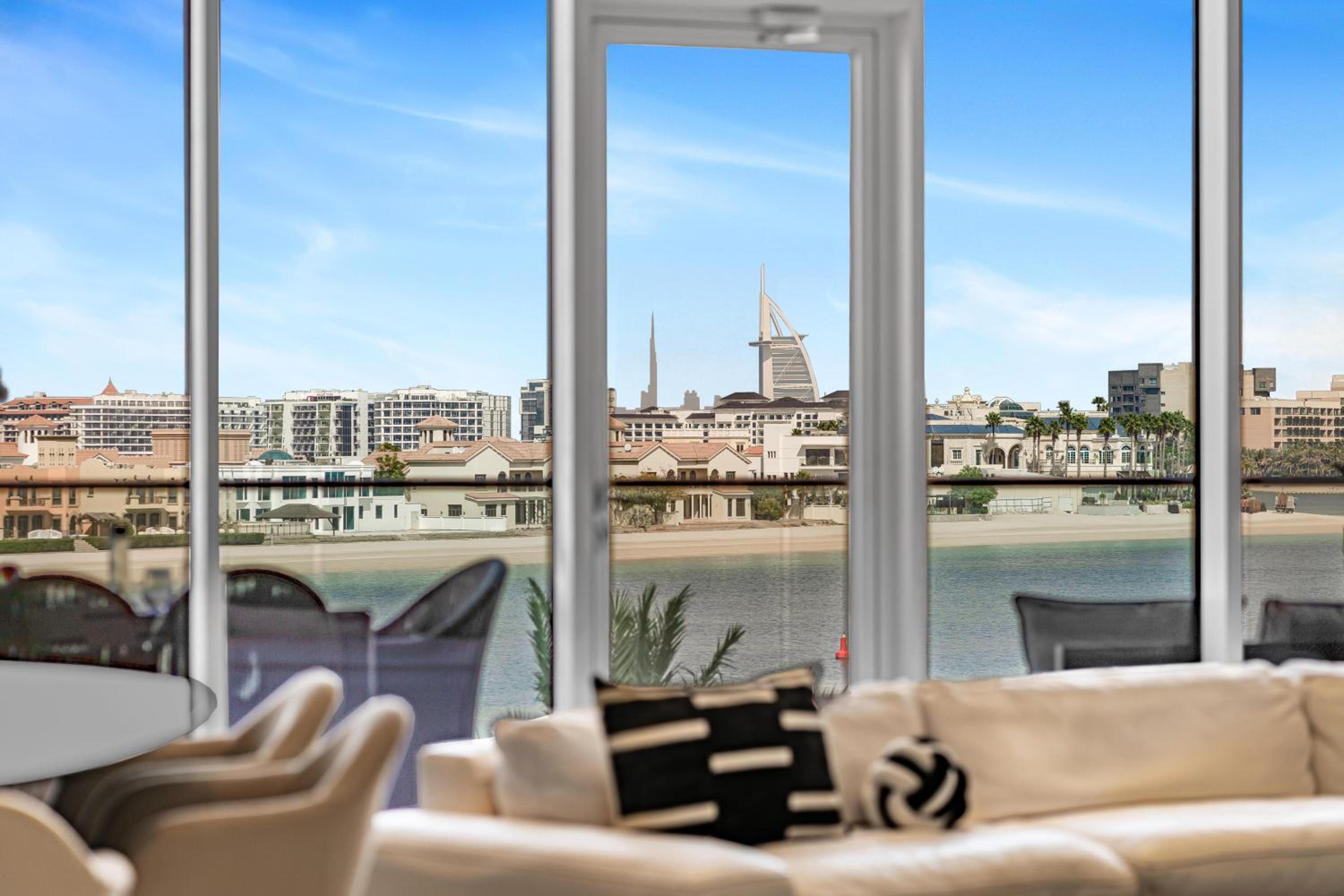 Burj Alarab & Atlantis Palm Sea view, Beachfront, peaceful 3 Bedroom Apartment TIARA Residence with Pool, fast Wifi