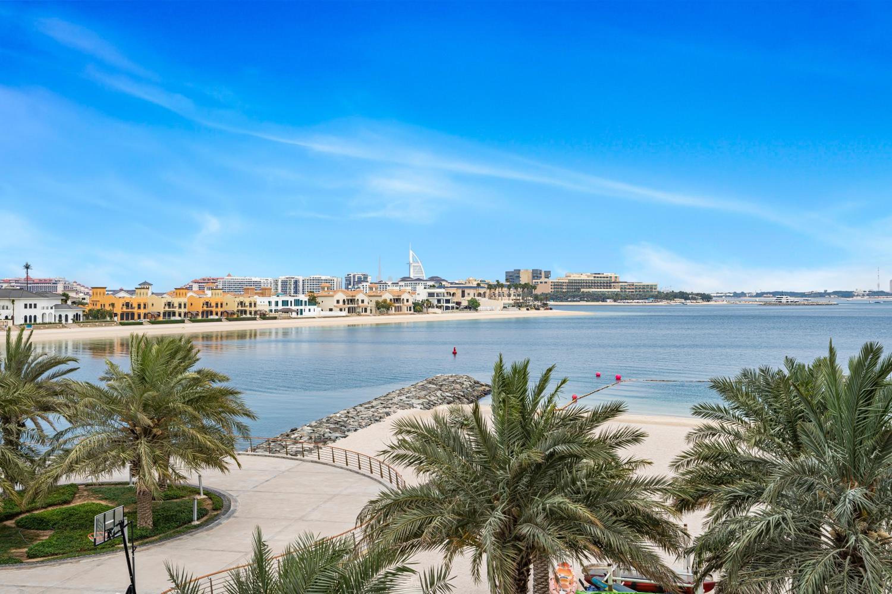 Burj Alarab & Atlantis Palm Sea view, Beachfront, peaceful 3 Bedroom Apartment TIARA Residence with Pool, fast Wifi