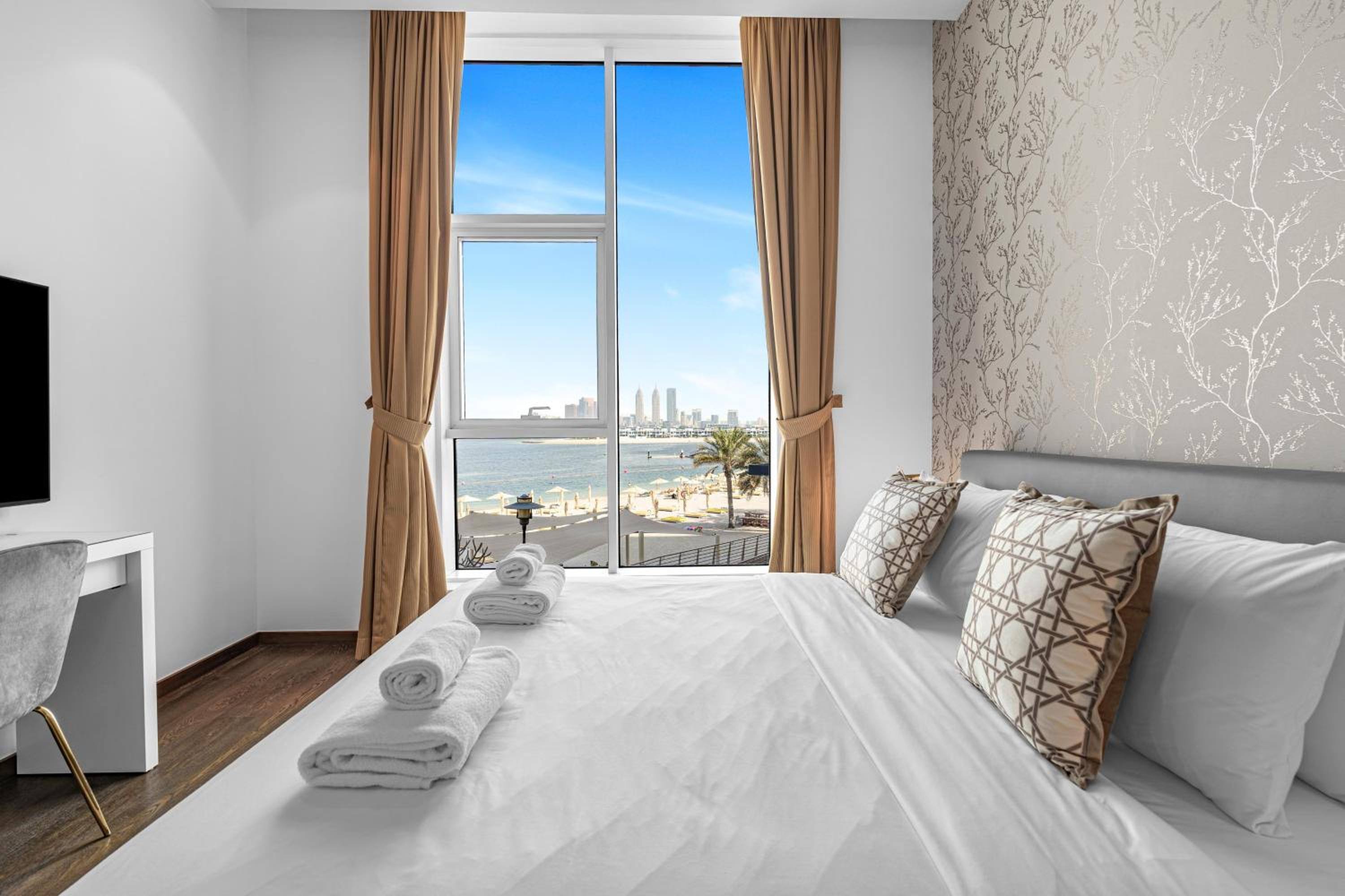 Burj Alarab & Atlantis Palm Sea view, Beachfront, peaceful 3 Bedroom Apartment TIARA Residence with Pool, fast Wifi
