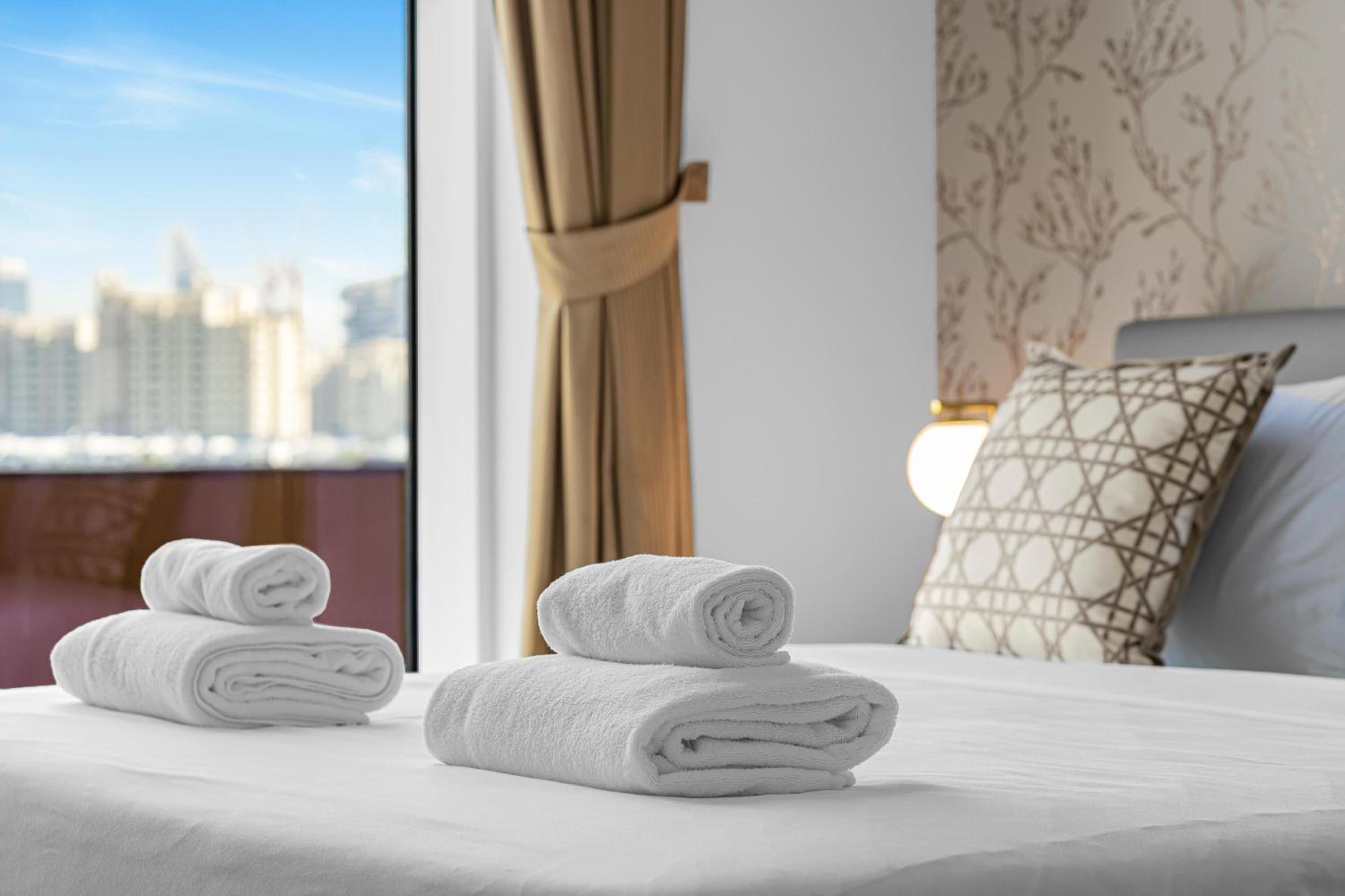 Burj Alarab & Atlantis Palm Sea view, Beachfront, peaceful 3 Bedroom Apartment TIARA Residence with Pool, fast Wifi