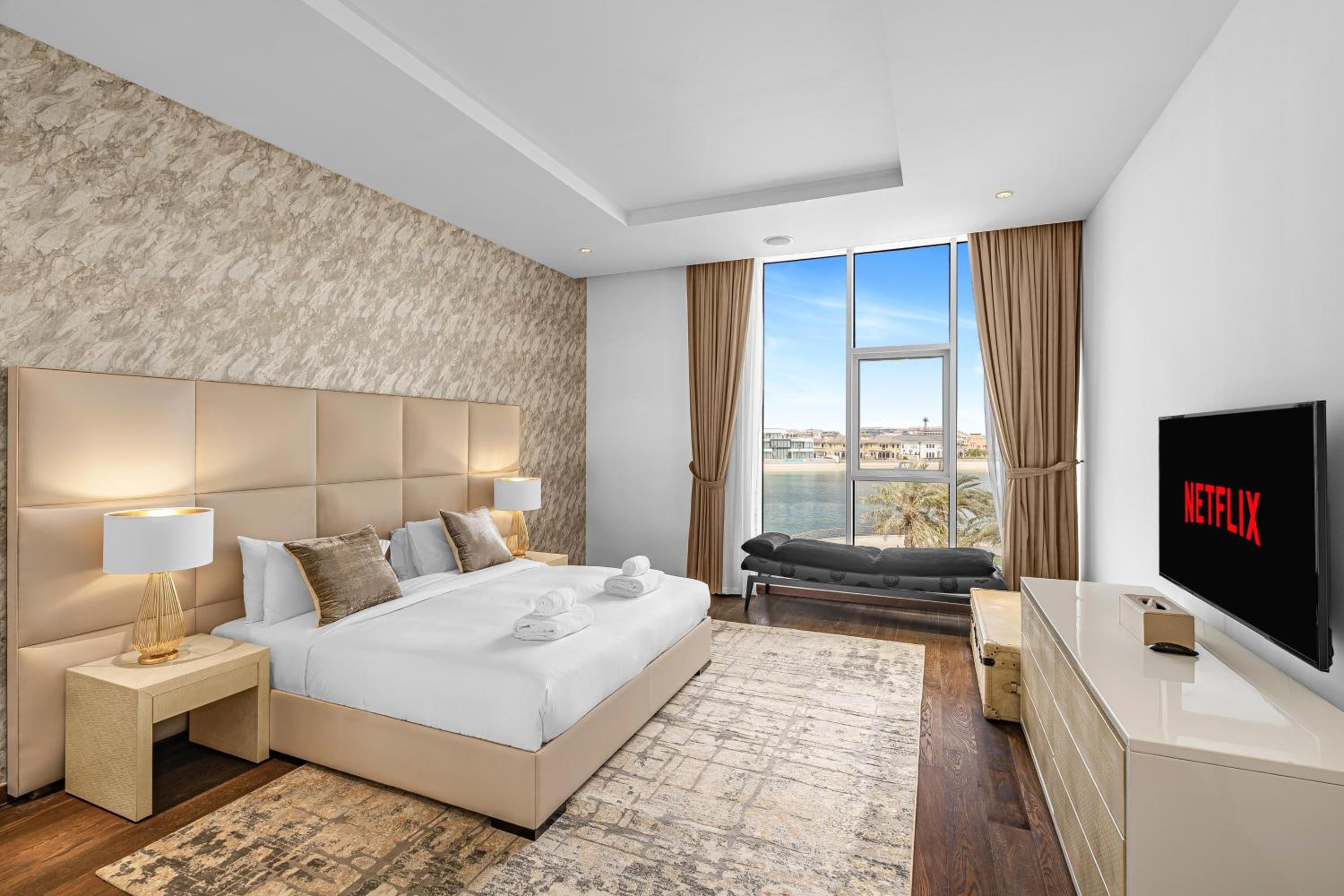 Burj Alarab & Atlantis Palm Sea view, Beachfront, peaceful 3 Bedroom Apartment TIARA Residence with Pool, fast Wifi