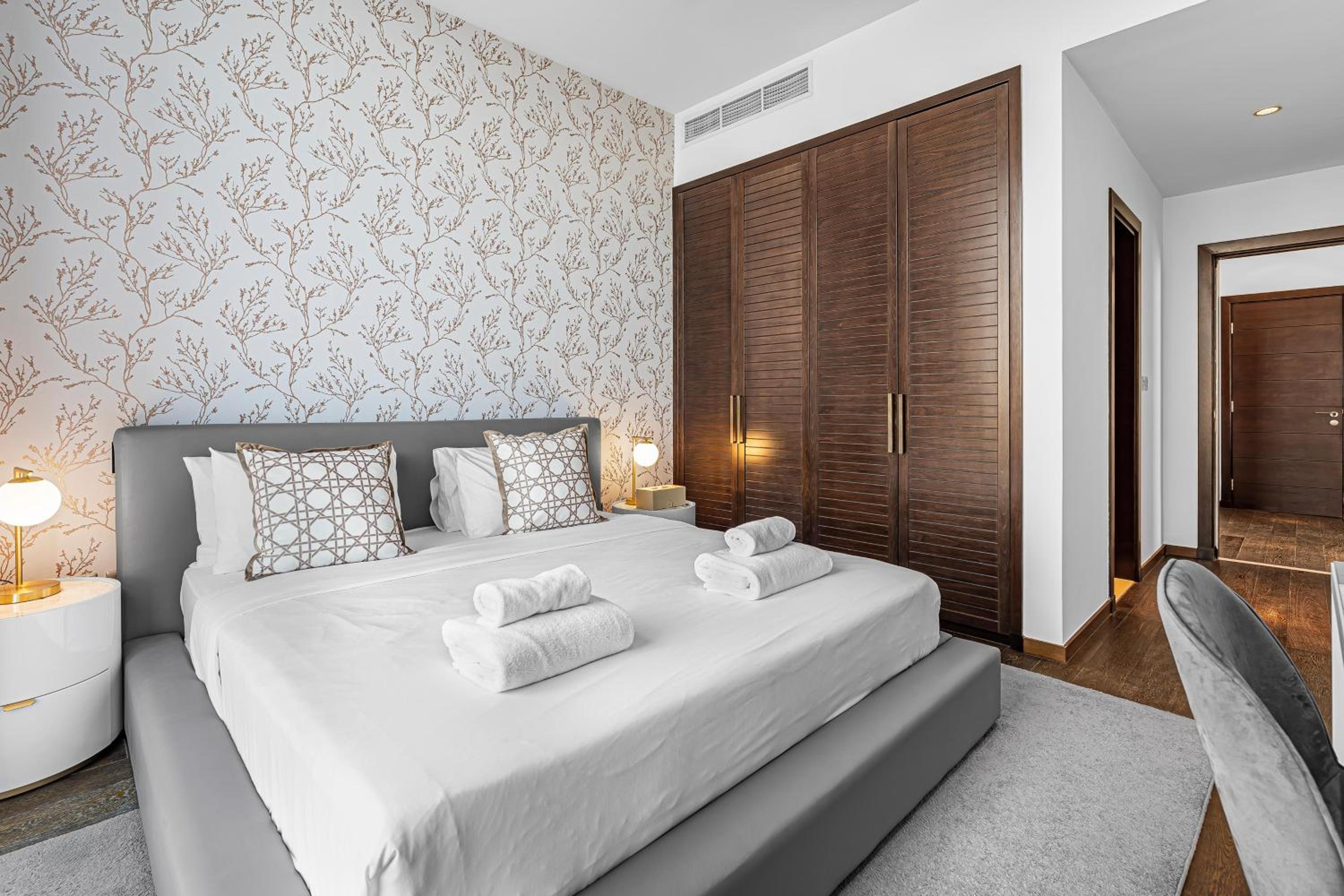 Burj Alarab & Atlantis Palm Sea view, Beachfront, peaceful 3 Bedroom Apartment TIARA Residence with Pool, fast Wifi