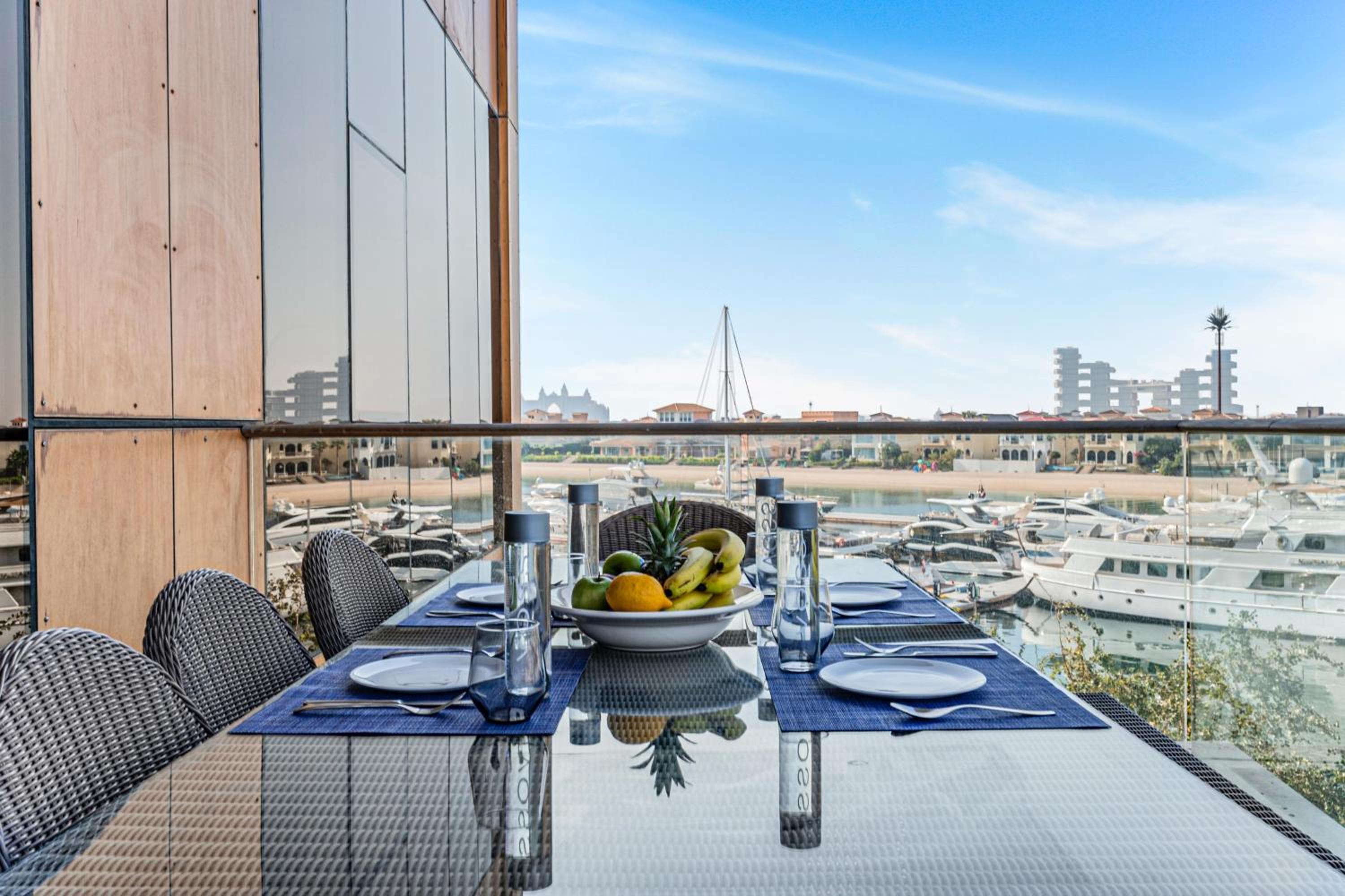 Burj Alarab & Atlantis Palm Sea view, Beachfront, peaceful 3 Bedroom Apartment TIARA Residence with Pool, fast Wifi