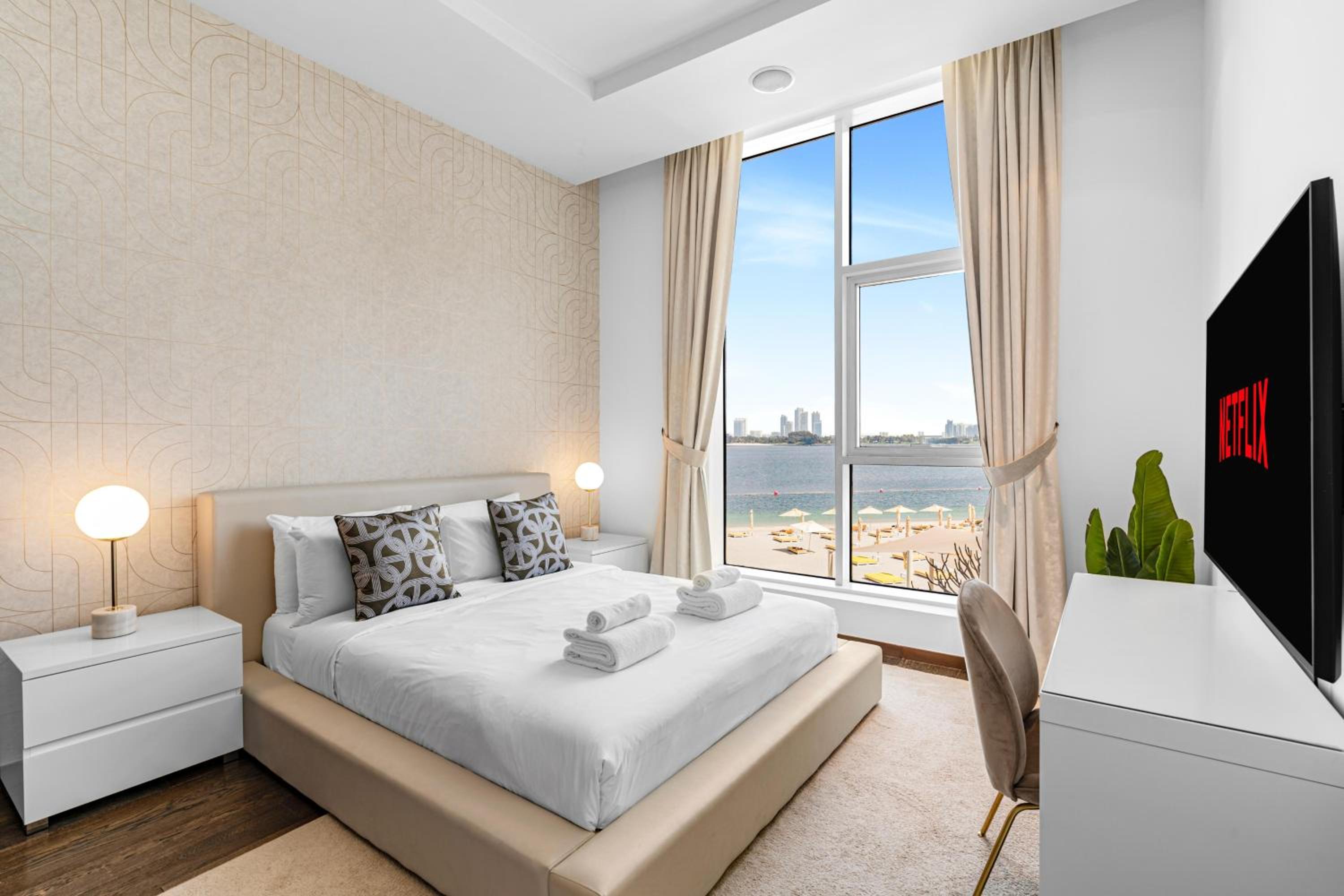 Burj Alarab & Atlantis Palm Sea view, Beachfront, peaceful 3 Bedroom Apartment TIARA Residence with Pool, fast Wifi