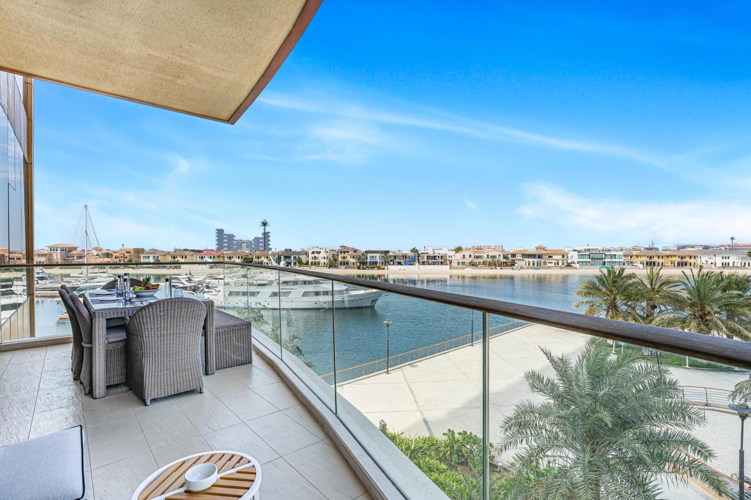 Burj Alarab & Atlantis Palm Sea view, Beachfront, peaceful 3 Bedroom Apartment TIARA Residence with Pool, fast Wifi