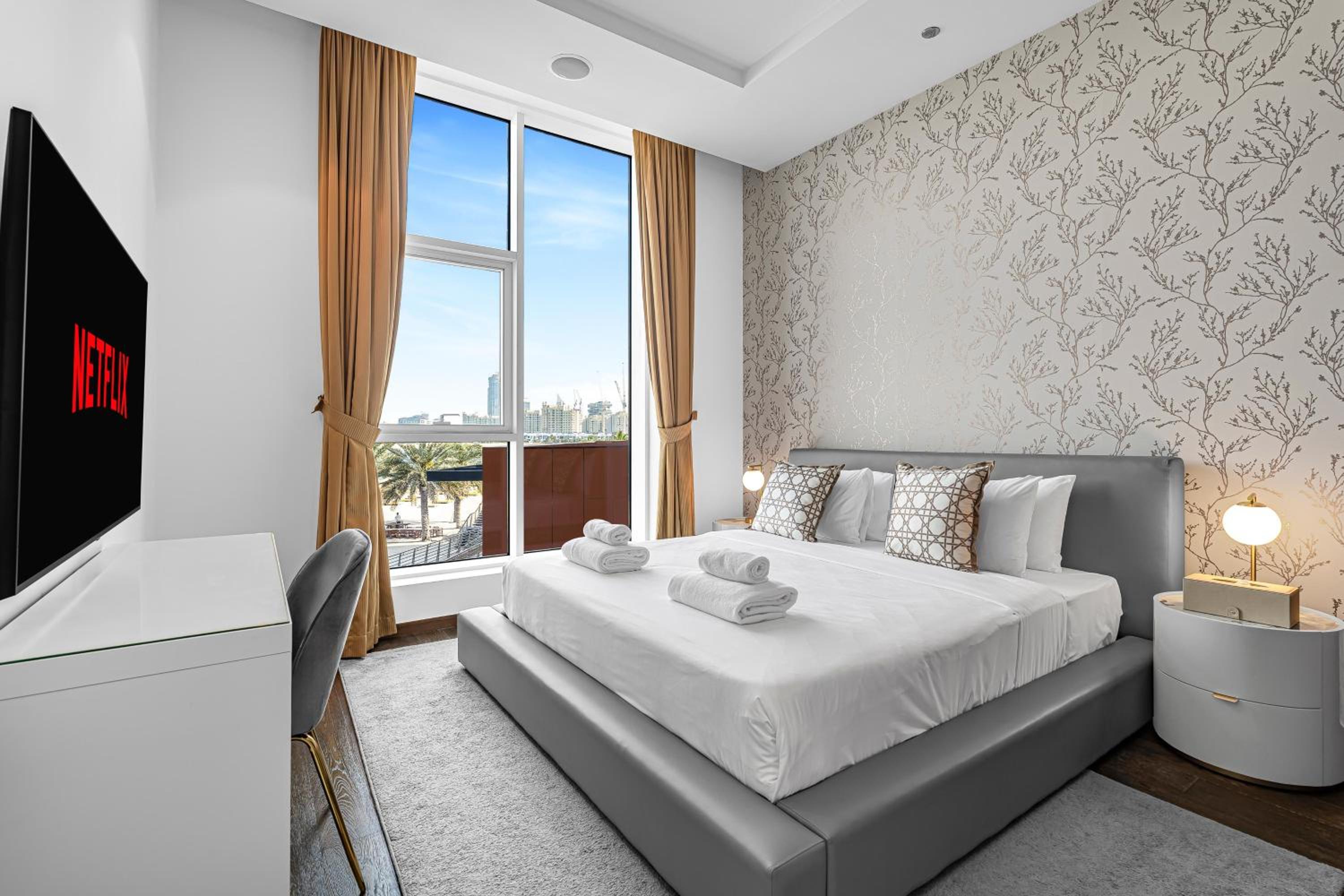 Burj Alarab & Atlantis Palm Sea view, Beachfront, peaceful 3 Bedroom Apartment TIARA Residence with Pool, fast Wifi