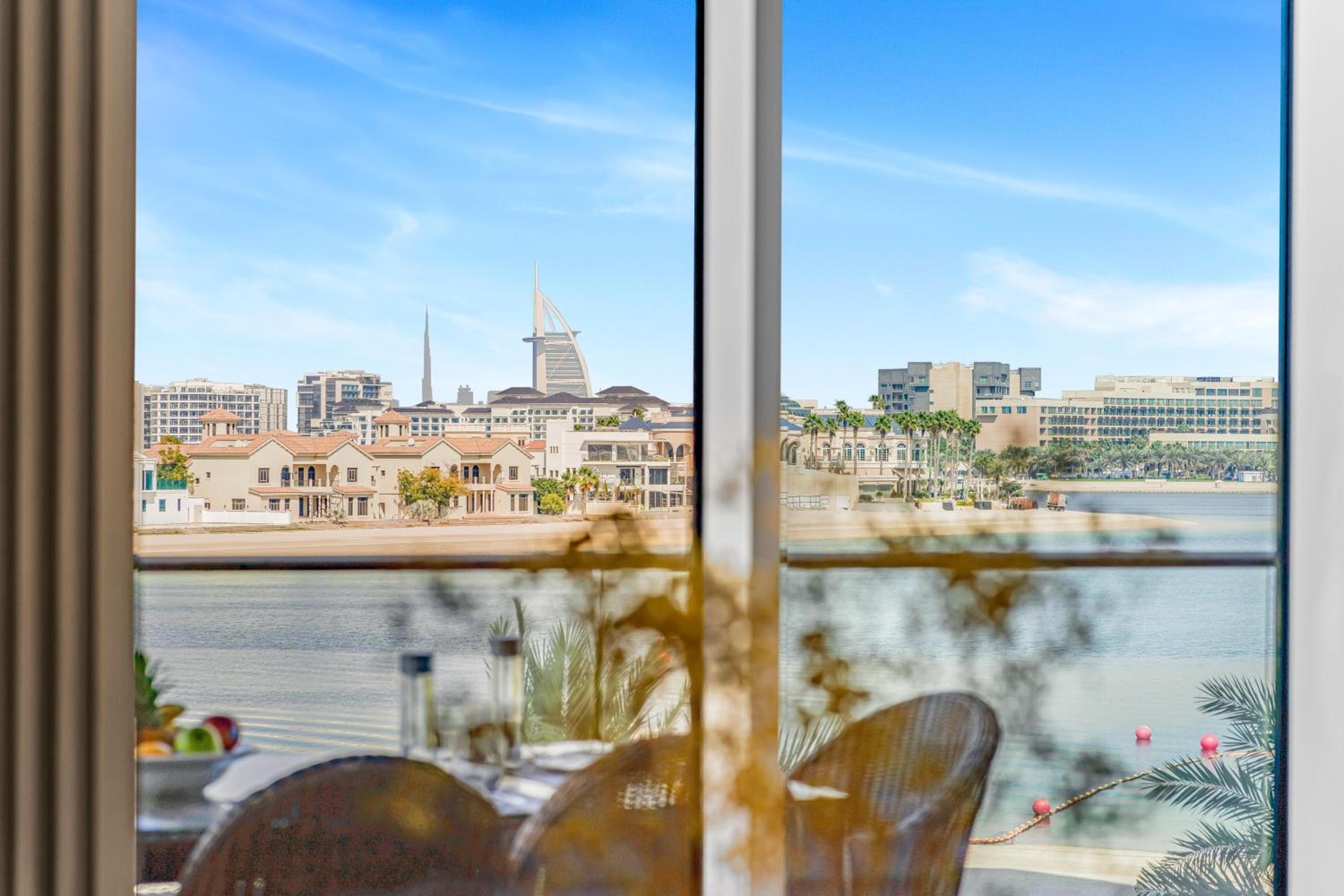 Burj Alarab & Atlantis Palm Sea view, Beachfront, peaceful 3 Bedroom Apartment TIARA Residence with Pool, fast Wifi