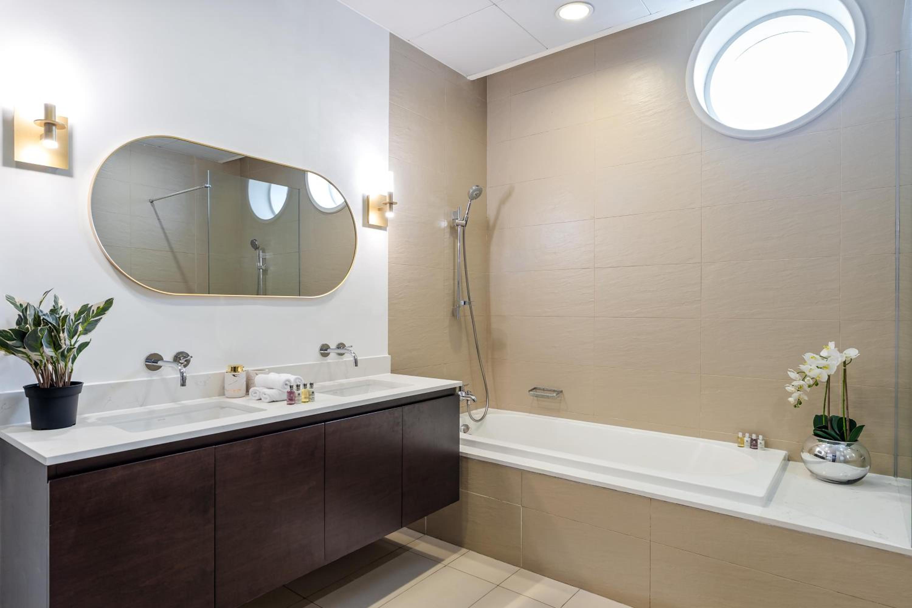 Burj Alarab & Atlantis Palm Sea view, Beachfront, peaceful 3 Bedroom Apartment TIARA Residence with Pool, fast Wifi